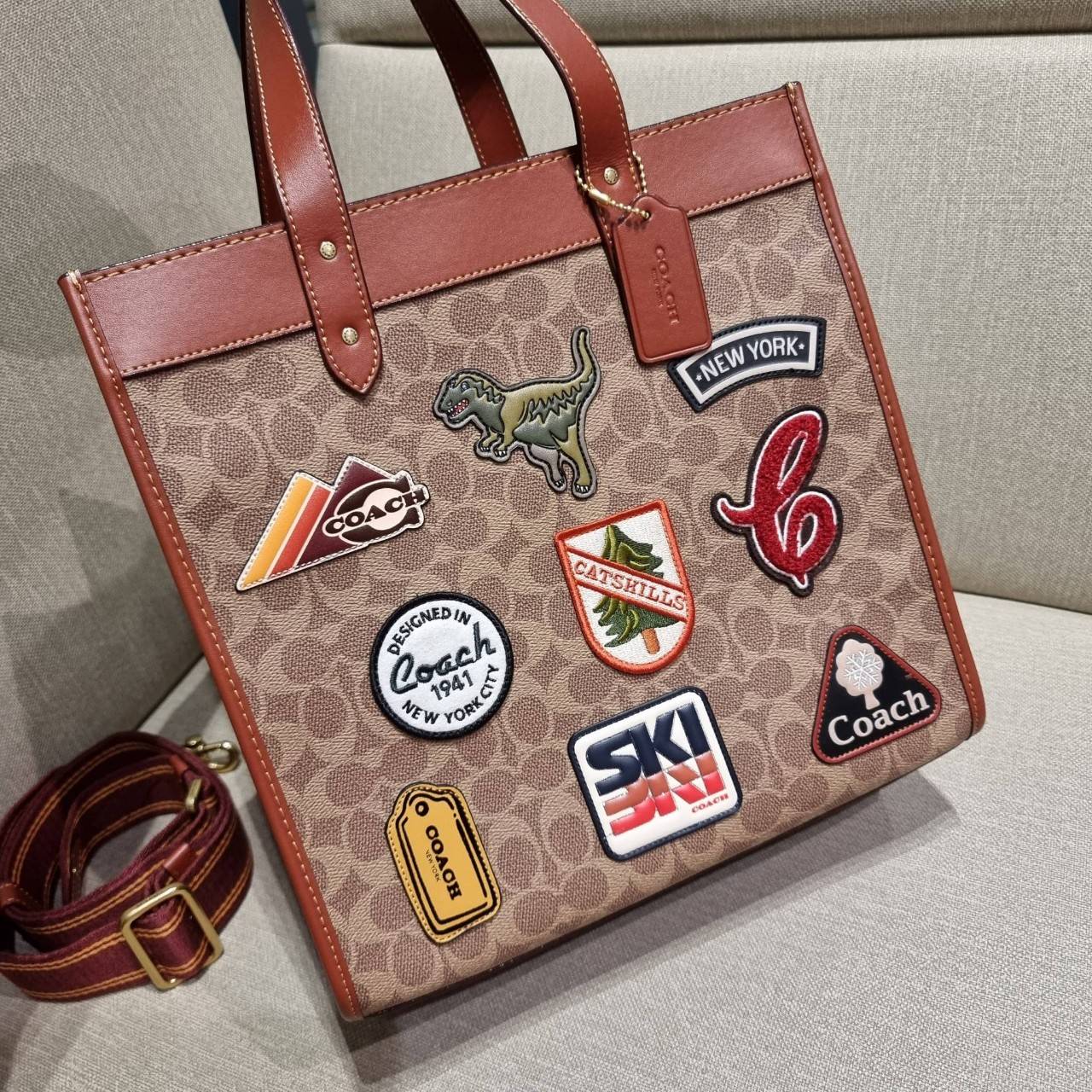 COACH C6846 FIELD TOTE IN SIGNATURE CANVAS WITH PATCHES คอลเลคชั่นใหม่สุดปัง!! สกีเรทโทร ดีไซน์วินเทจ ต้อนรับฮอลิเดย์นี้กันแบบที่สุด กระเป๋าทรงโท้ท ไซส์ใหญ่จุคุ้ม ฟังก์ชั่นการใช้งานสะดวกที่สุด มีทั้งสายคล้องแขนในตัว และสายครอสบอดี้ โดดเด่นด้วยแพทช์ลวดลายค