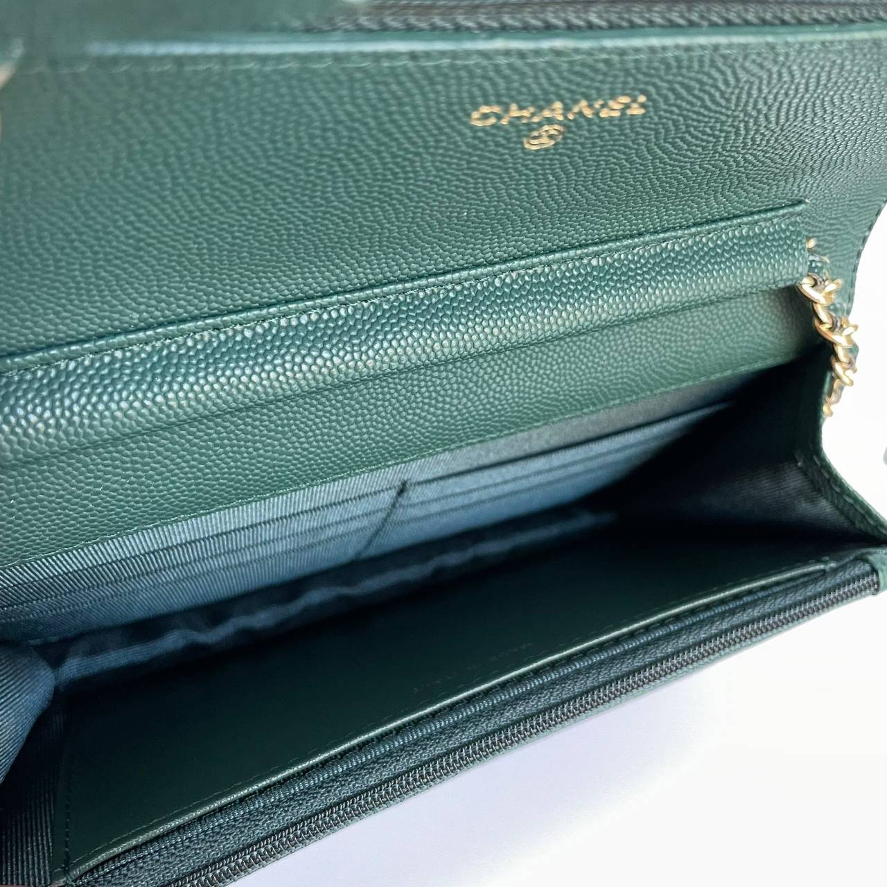 VIP 】หนังแท้ CHANEL WOC style โทนสีพาสเทล กระเป๋าสะพายทรงสวยตลอดกาล วัสดุหนังลายคาเวียร์ เนื้อนุ่ม อยู่ทรงคุณภาพดีตามแบบฉบับของแบรนด์ น้ำหนักเบา ด้านหน้ามีโลโก้แบรนด์อะไหล่หรู มีช่องใส่บัตร ใส่ของจุกจิก เปิดปิดด้วยฝาปิดกระดุม ซับในหนัง ตัวจริงสวยมากๆถูกใจ