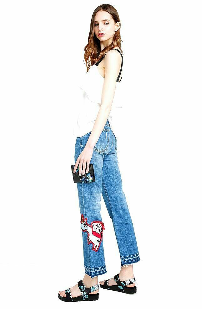 CHARLES &. KEITH Embroidery Short wallet BEST SELLER กระเป๋าสตางค์ใบสั้น 3 แบบพับ งานปัก ด้านหน้าสวยมาก เปิดปิดกระเป๋าแบบแม่เหล็ก ด้านในมี กระเป๋าซิป แยกออกมาใช้งานได้ มีช่องใส่นามบัตร และ ช่องใส่ธนบัตรค่ะ