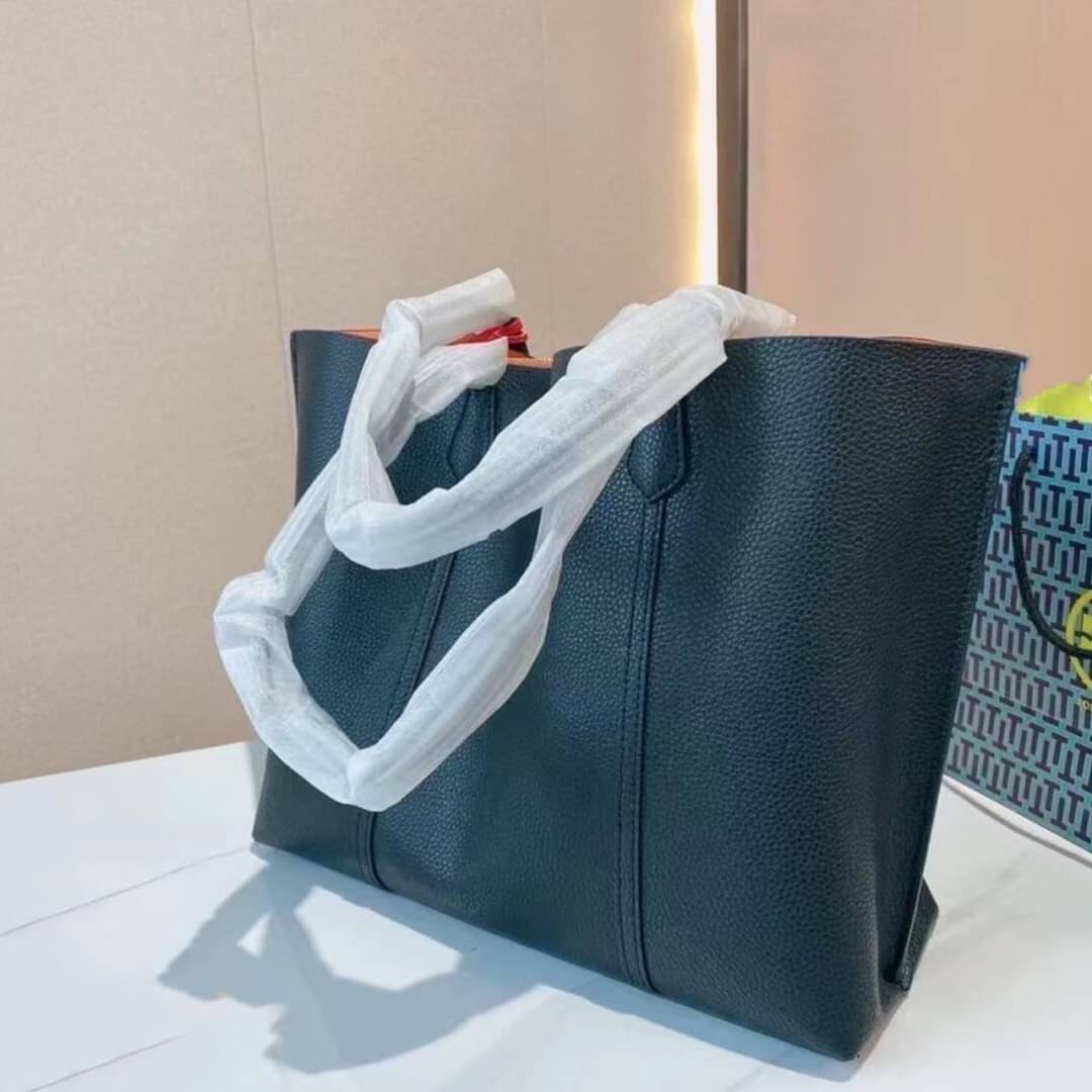 Tory Burch Perry Triple Compartment Tote Bag ออกแบบเพื่อเหมาะใช้งานได้ในชีวิตประจำวัน ใช้วัสดุผสมผสานช่วยให้กระเป๋าเป็นทรงสวยโดยยังคงคุณภาพนิ่ม สวยงามด้วยหนังวัวแท้ เรียบหรูและคลาสสิค สามารถใช้เป็น every day bag ภายในมีช่องแยกใช้งานอย่างชัดเจน ขนาดที่กำลั