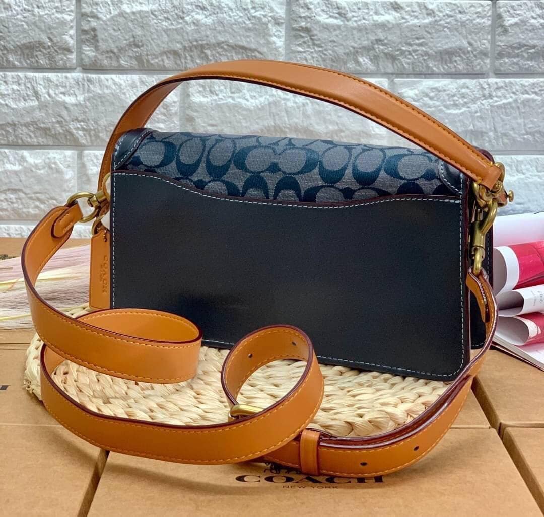 COACH Tabby Shoulder Bag 26 In Signature Chambray กระเป๋าหิ้วได้//คล้องไหล่ได้//สะพายข้างได้ วัสดุผ้าแคนวาสทอลายอย่างดี+หนังแท้ค่ะ เปิดปิดกระเป๋าแบบกระดุมแม่เหล็ก มีอะไหล่แบรนด์ตัวใหญ่ด้านหน้าหรูหราเลยทีเดียว ภายในกระเป๋ามีช่องหลักใส่ของ2ช่อง สามารถใส่กระ