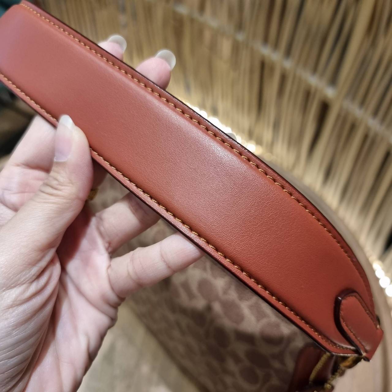 COACH 52577 SUTTON CROSSBODY IN SIGNATURE CANVAS กระเป๋าสะพายไหล่ สวยคลาสสิค สไตล์วินเทจ ใบใหญ่จุใจ วัสดุหนังแคนวาสเคลือบลาย สายคล้องไหล่ในตัว ภายในโล่งกว้าง จุของได้เยอะแน่นๆ มาพร้อมสายสะพาย crossbody ที่จะถอดออก หรือจะสะพายก็เก๋ สวยโดดเด่นแน่นอน พร้อมเส