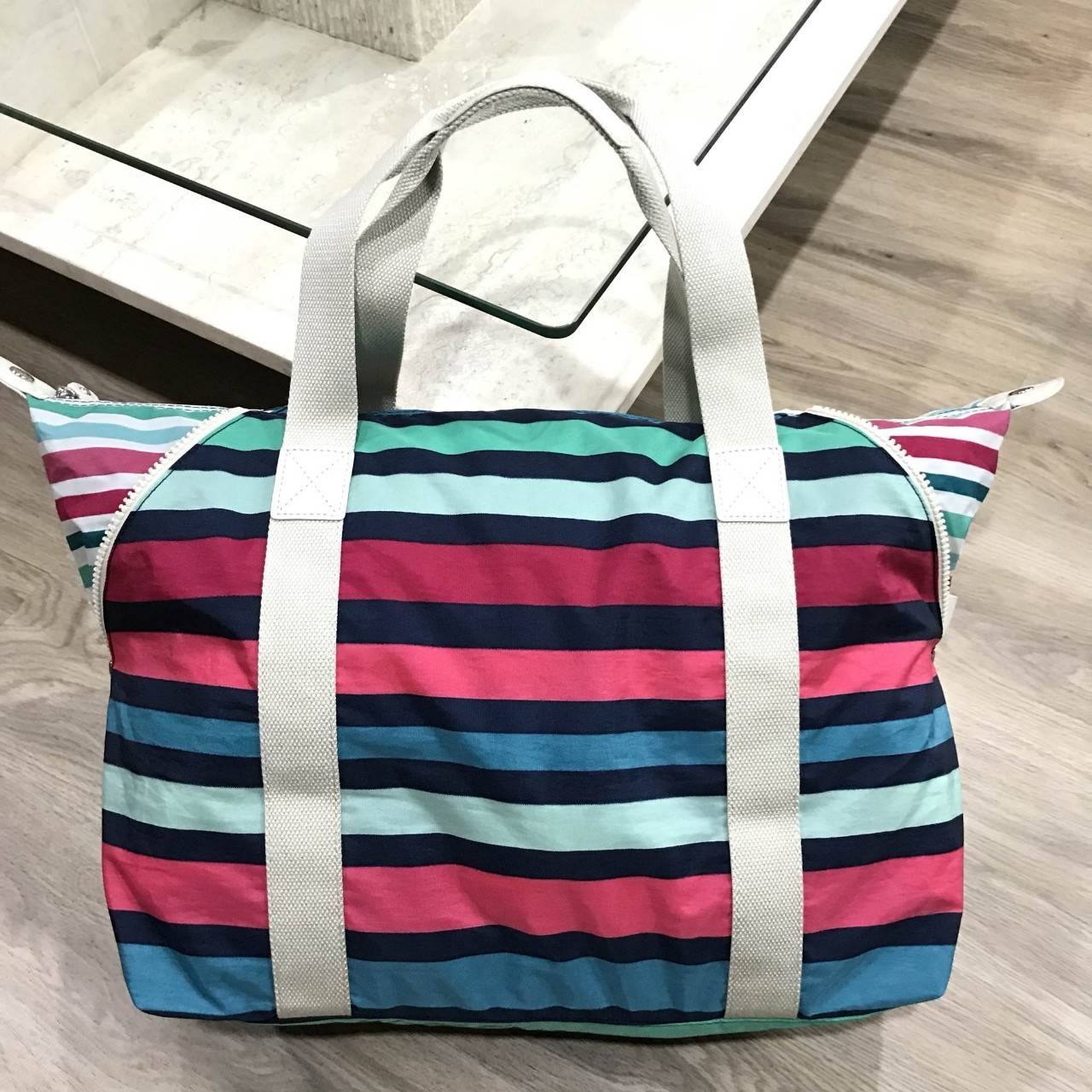 NEW ARRIVAL! KIPLING ART (LARGE) TOTE BAG 2018 กระเป๋าถือหรือสะพายรุ่นใหม่ใบใหญ่จุใจสาวๆที่สัมภาระเยอะ วัสดุ Nylon+Polyester 100% น้ำหนักเบา โดดเด่นที่สามารถรูดซิปมุมกระเป๋าเปลี่ยนทรงได้ไม่จำเจ มีหูหิ้วสะพายไหล่ได้ มือจับหูหิ้วเป็นหนังปั้มโลโก้ พวงกุญเเจล