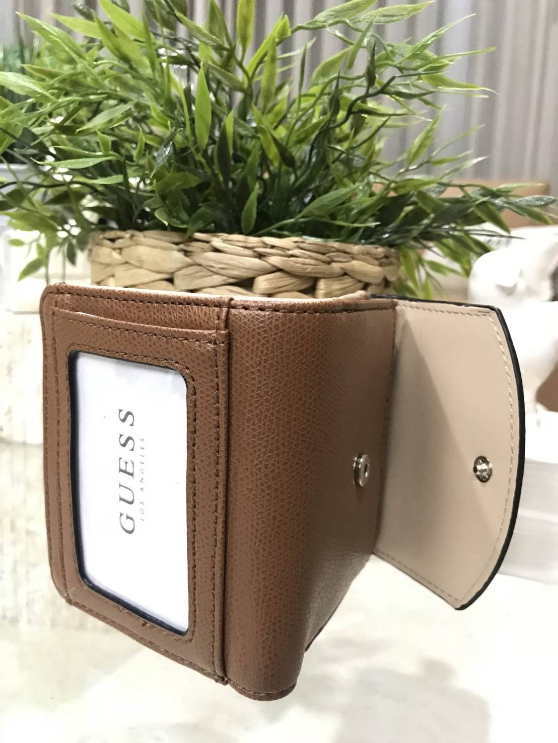 GUESS FACTORY WOMEN'S SHORT WALLET New arrival! กระเป๋าสตางค์ใบสั้นรุ่นแนะนำ หนังสวยอยู่ทรง ด้านหน้าประดับโลโก้แบรนด์ ภายในมีช่องใส่ธนบัตร 2 ช่อง มีช่องใส่รูป, บัตร และช่องใส่เหรียญค่ะ