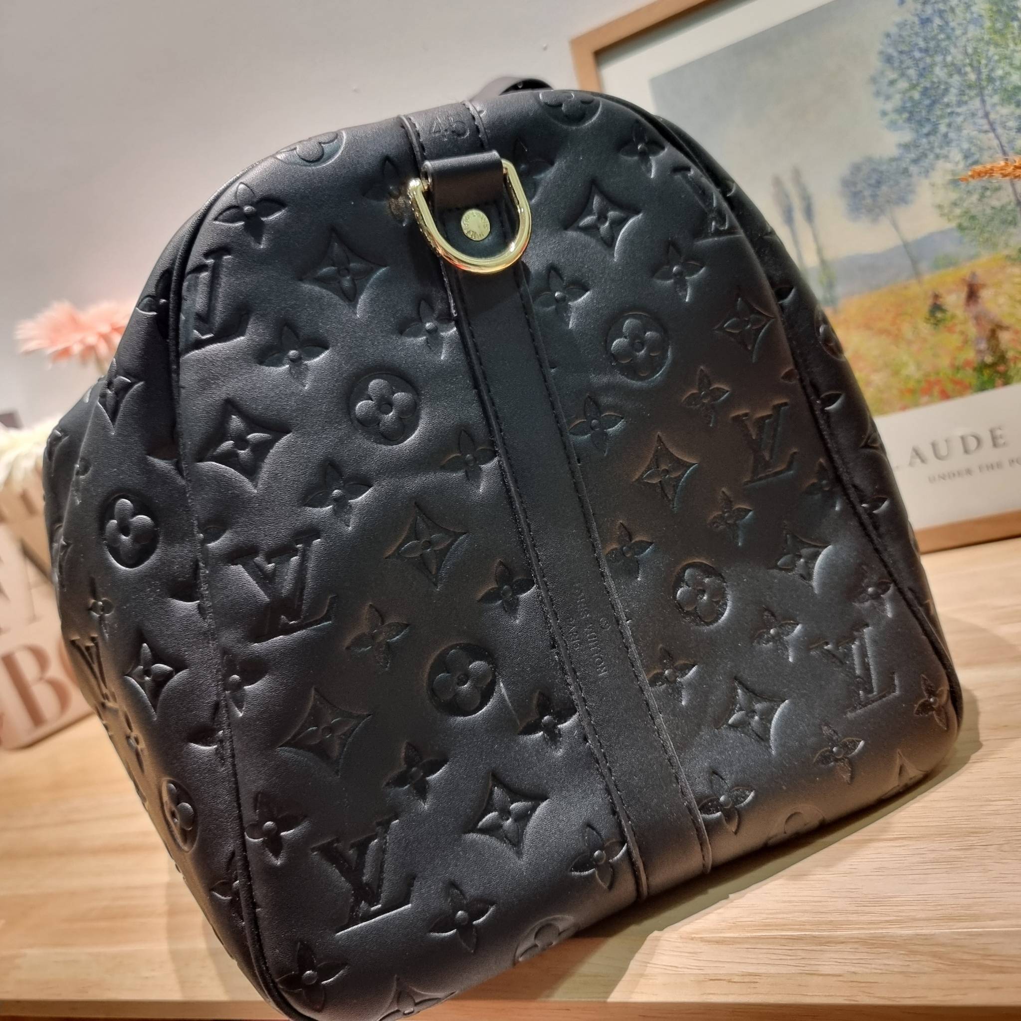 LV KEEPALL BANDOULIERE MONOGRAM LEATHER กระเป๋าเดินทางสุดคลาสสิค ทึ่ใครๆก็เฝ้ารอ ไอเท็มที่จะทำให้การเดินทางไม่ธรรมดาอีกต่อไป ด้วยดีเทลความเป็นเอกลักษณ์ เรียบแต่หรู วัสดุหนังวัวสัมผัสดี ปั๊มลวดลายโมโนแกรมรอบใบ เปิด-ปิดด้วยซิปแน่นหนา มีกุญแจล็อคได้ มีสายสะพ