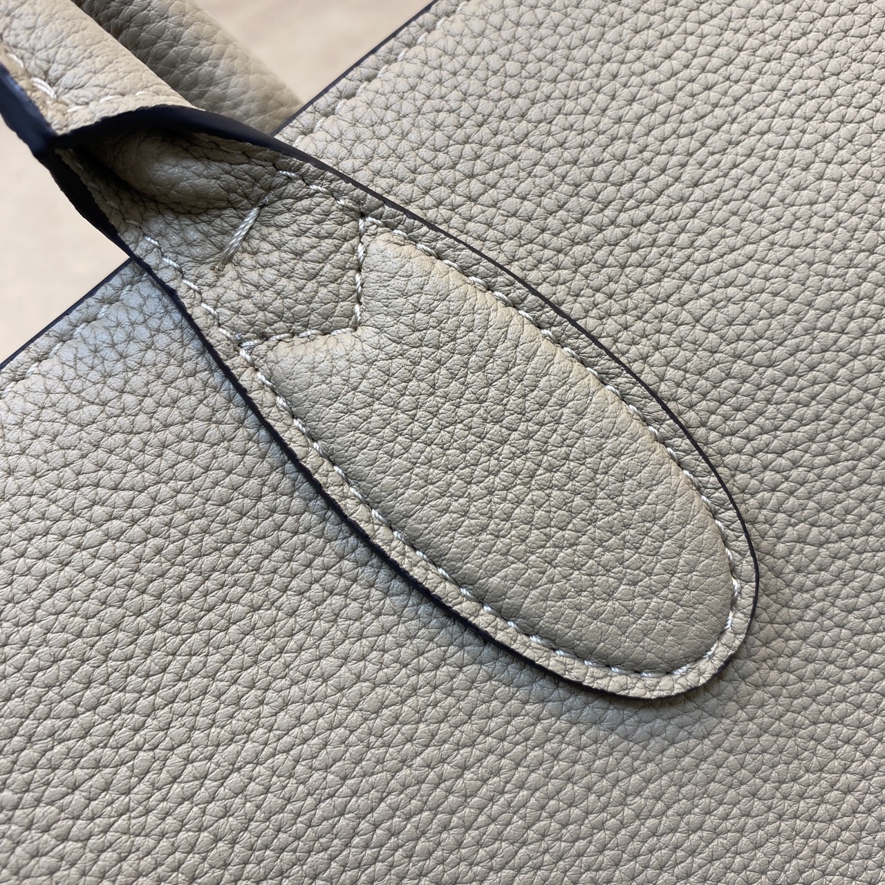 GUCCI MEDIUM TOTE BAG WITH HOOK CLOSURE / Gucci medium tote bag กระเป๋าทรงโท้ทสไตล์ใหม่ล่าสุด เกรดออริ 1:1 สลับแท้ ใช้งานต่างประเทศได้ ภาพถ่ายจากงานจริง