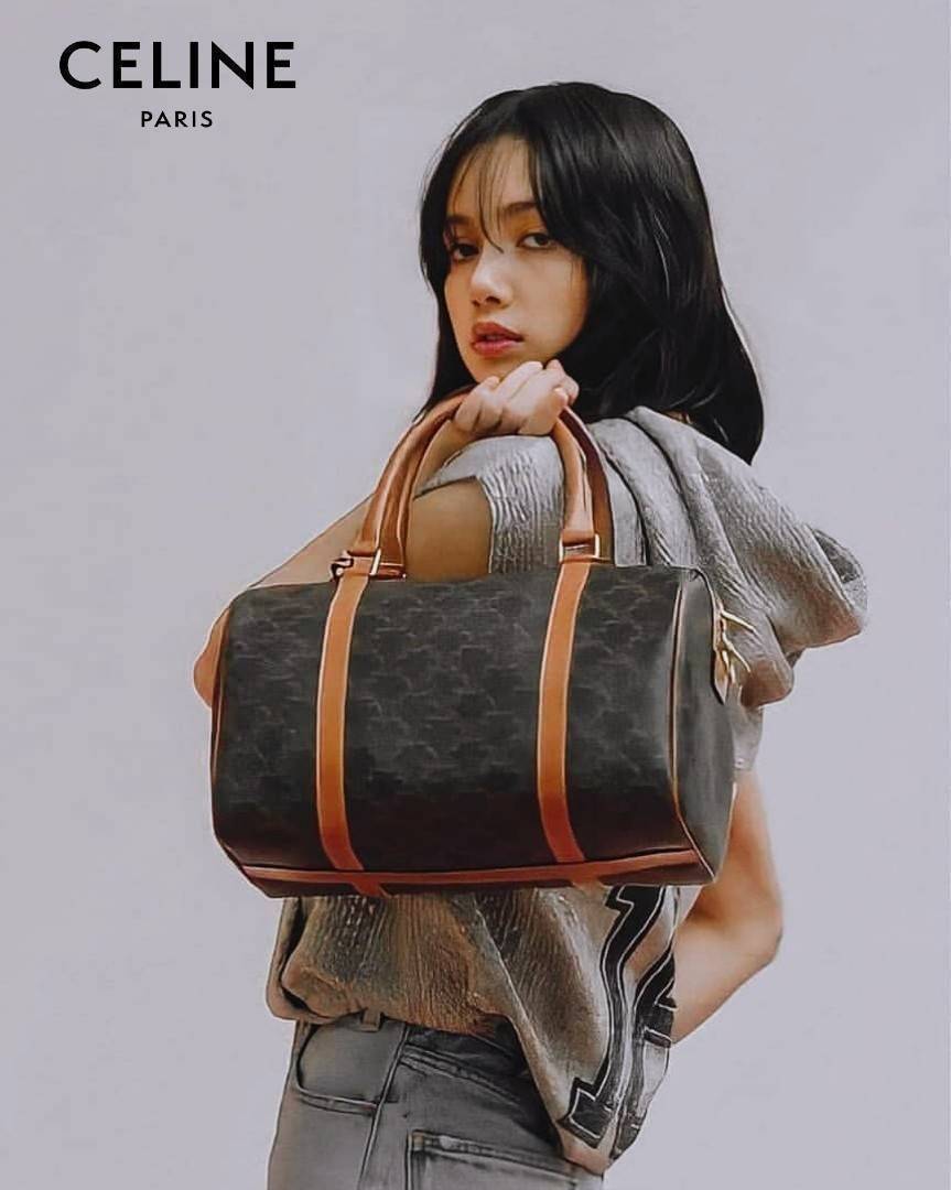 CELINE TRIOMPHE CANVAS BOSTON BAG VIP GIFT WITH PURCHASE (GWP) พรีเมี่ยมกิ๊ฟ Limited Edition จาก CELINE HAUTE PERFUME DUTYFREE วัสดุ TRIOMPHE CANVAS หนังขึ้นลาย Signature สวยหรูสุดคลาสสิคดีไซน์ไม่มีเอ้าท์ เปิดปิดด้วยซิปแบรนด์ มาพร้อมTagห้อยแม่กุญแจอะไหล่แ