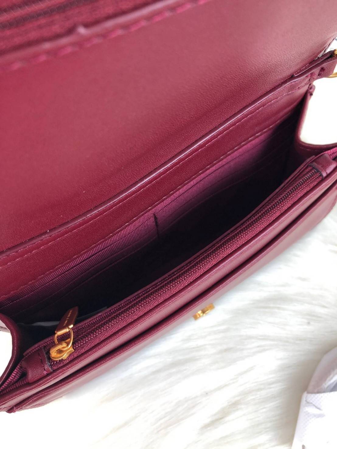 New Collection 2019! CHARLES & KEITH CHAIN RIMMED CLUTCH กระเป๋าสะพายคอลเลคชั่นใหม่ แต่งโซ่รอบกระเป๋าสีทองสวยหรูมากๆ ด้านหน้าปั๊มโลโก้แบรนด์ เปิดปิดด้วยกระดุมแม่เหล็ก ด้านในมีช่องด้านหน้า ช่องใหญ่และช่องซิป 1 ช่อง สามารถใส่โทรศัพท์ iPhone plus ได้ค่า และย