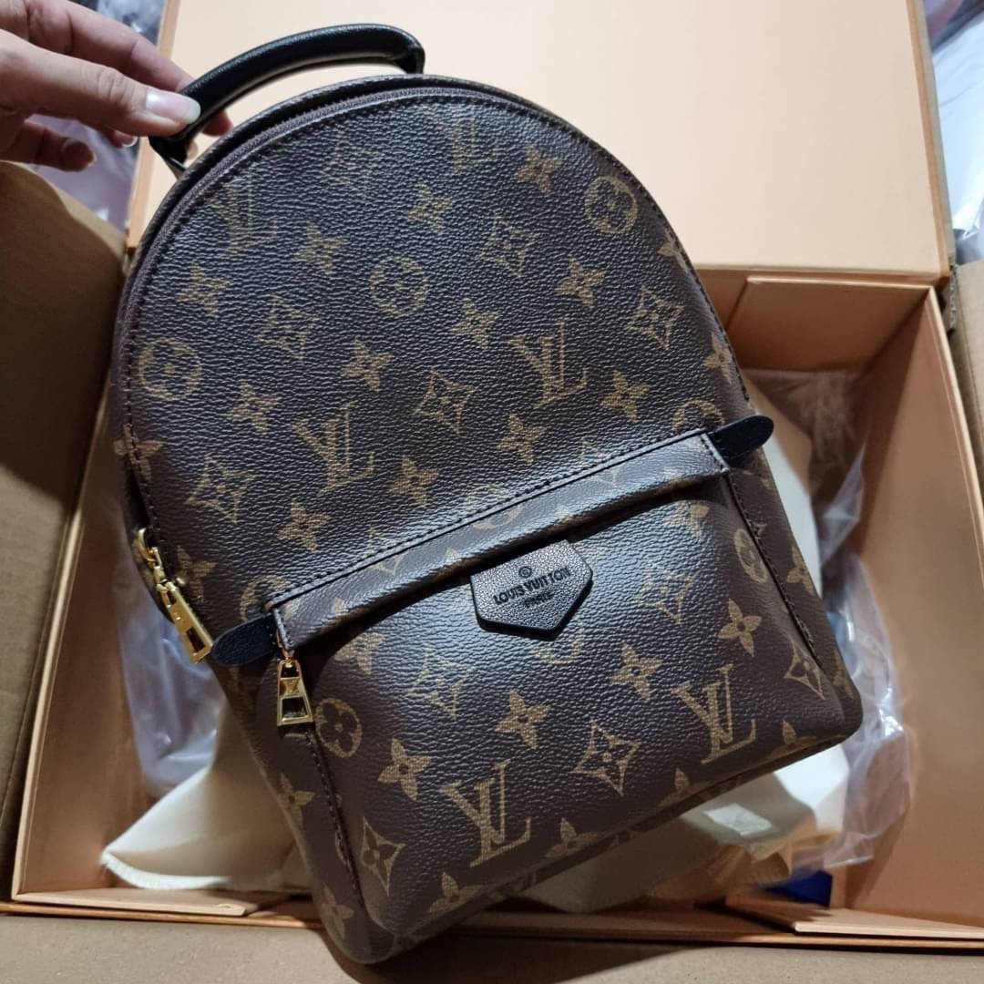 LV Backpack Size Small | สายสะพายเล็ก ถอดได้ LV palm springs New in!! เข้าแล้วกับไอเท็มยอดฮิต หรูหราพร้อม box set สุดสวย ที่สุดของความคุ้มค่า LV palm springs กระเป๋าแบ็คแพ็ค มาให้เลือก 2 ไซส์ ขายดี วัสดุหนังแคนวาสคุณภาพดี มีช่องซิปแบ่งสัดส่วน ใบเล็กสายวะพ
