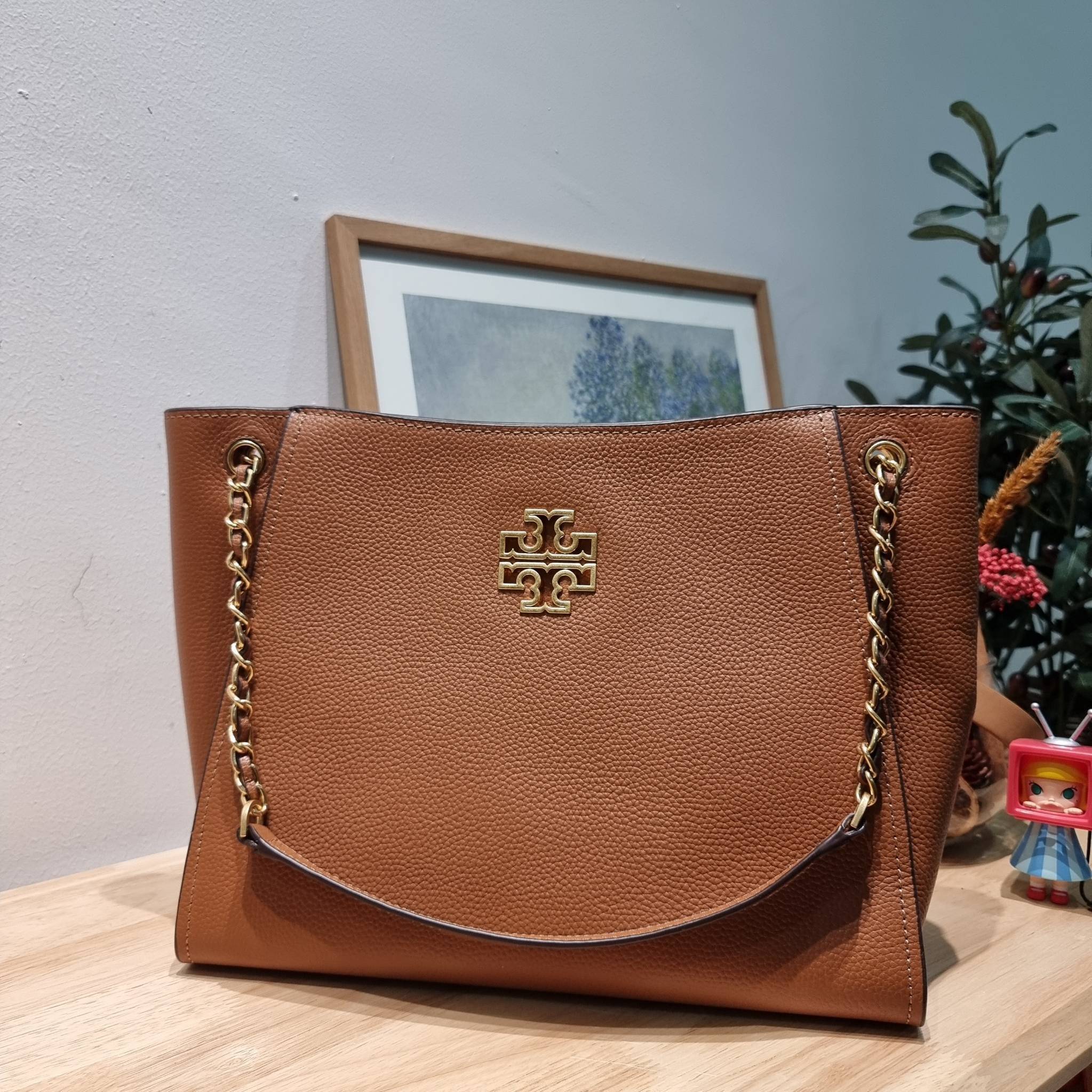 TORY BURCH BRITTEN SMALL SLOUCHY TOTE / TORY TOTE BAG / TORY BAG กระเป๋าสะพายตัวแม่ รุ่น top ที่สวยดูแพง ใช้งานสะดวกมาก ดีไซน์ออกมาได้เรียบหรู ผู้ดี