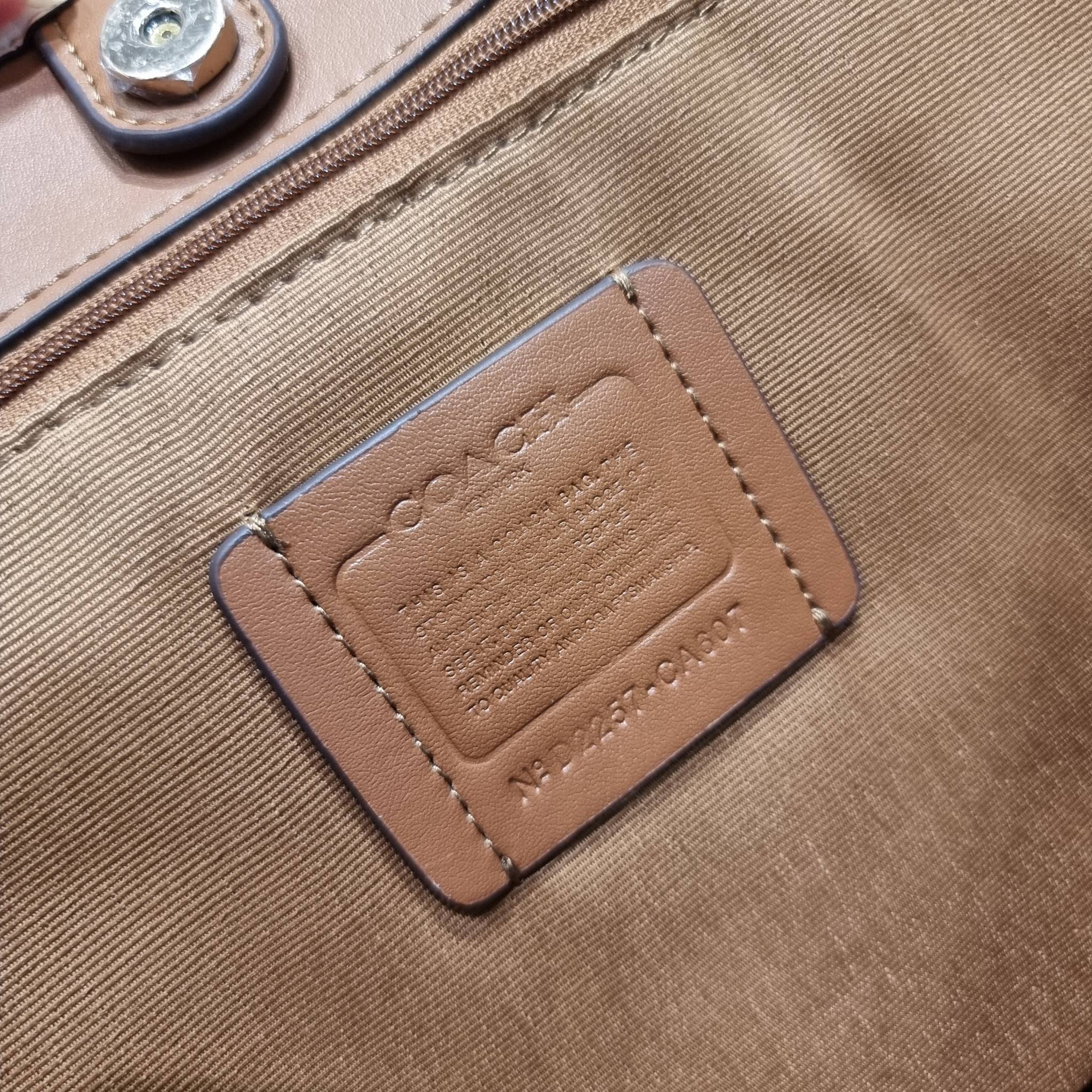 COACH CA607 CITY TOTE IN SIGNATURE CANVAS WITH HORSE AND CARRIAGE PATCHWORK GRAPHIC กระเป๋าทรงโท้ทใบใหญ่ คอลเลคชั่นใหม่ สวยโดดเด่นมากๆ น่ารักน่าใช้ไปอีกด้วยลวดลายซิกเนเจอร์โดดเด่น ใบนี้ใส่ของได้ของครบครัน จุได้แบบไม่ต้องกลัวเต็ม!! วัสดุหนังแคนวาสคุณภาพดี 