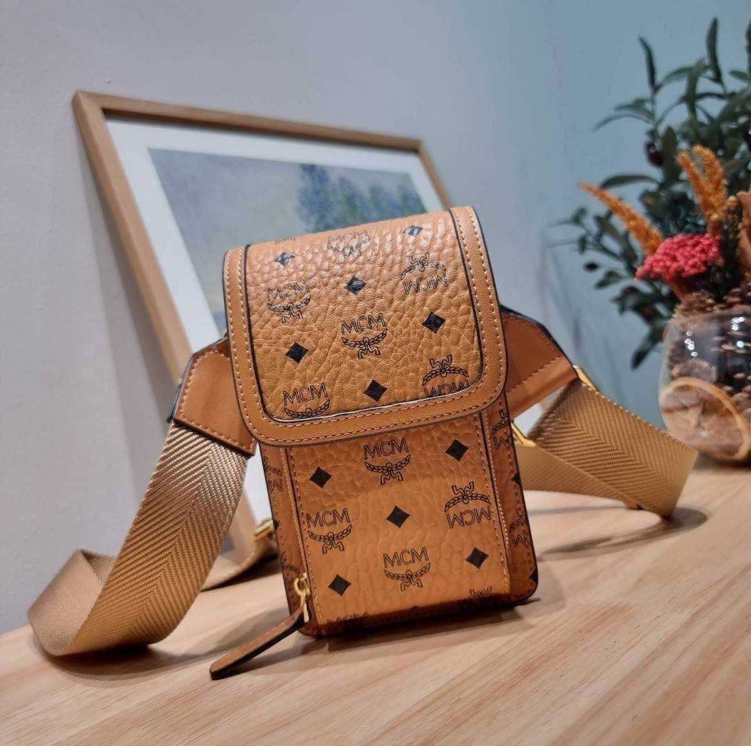 M.C.M CROSSBODY PHONE CASE IN VISETOS กระเป๋าสะพายข้าง สำหรับใส่ gadget คูลๆอย่างโทรศัพท์มือถือ ให้หนุ่มๆพกพาไปไหนๆได้สะดวก คล่องตัวกว่าเดิม เกรดออริ ท็อป 1:1 เกรดดีสุด สลับแท้