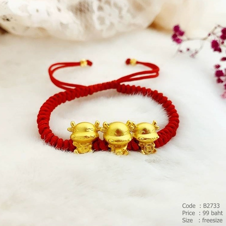 ข้อมือเชือกถักสีแดงปลายสีทอง จี้วัวทองสามตัว