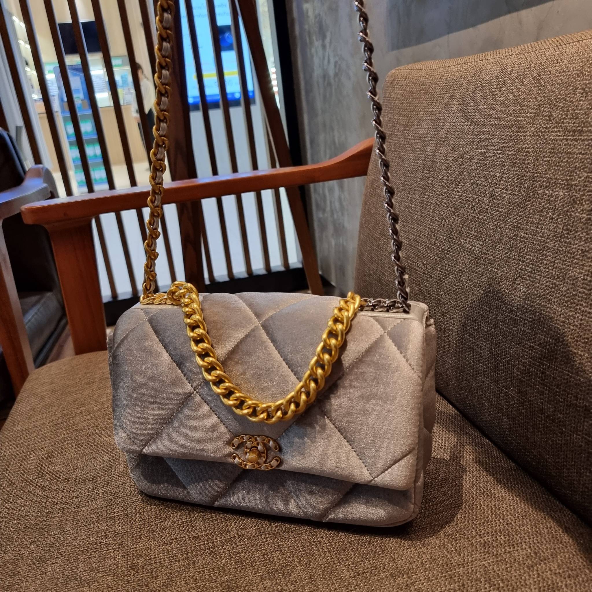 ไม่มองไม่เหลียวไม่ได้แล้ว!! ความหรูที่โดดเด่นจากผ้ากำมะหยี่ สร้างดีเทลผู้ดี ลูกคุณมากๆ Chanel vip boutique กระเป๋าสะพายจาก duty free ในราคาสุดประหยัด!! ดีไซน์เลิศ ตกแต่งด้วยโซ่ทูโทน ลงตัวแบบไม่มีที่ติ เปิด-ปิดด้วยตัวบิดล็อค ภายในโล่งกว้าง ใส่กระเป๋าสตางค์