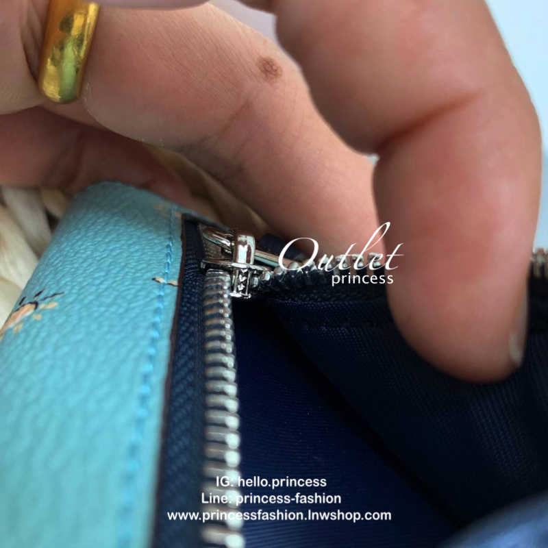 COACH SHOT WALLET BAG กระเป๋าสตางค์ใบสั้น วัสดุหนังแกะสวย ลายน่ารัก ขนาดกำลังดี เปิดปิดกระเป๋าแบบกระดุม ข้างในมีช่องใส่ธนบัตรตามยาวได้ ช่องใส่บัตรต่างๆได้ถึง 9 ใบ พร้อมช่องซิปด้านหลังใส่เหรียญหนึ่งช่องค่ะ เป็นอีกรุ่นที่น่าใช้