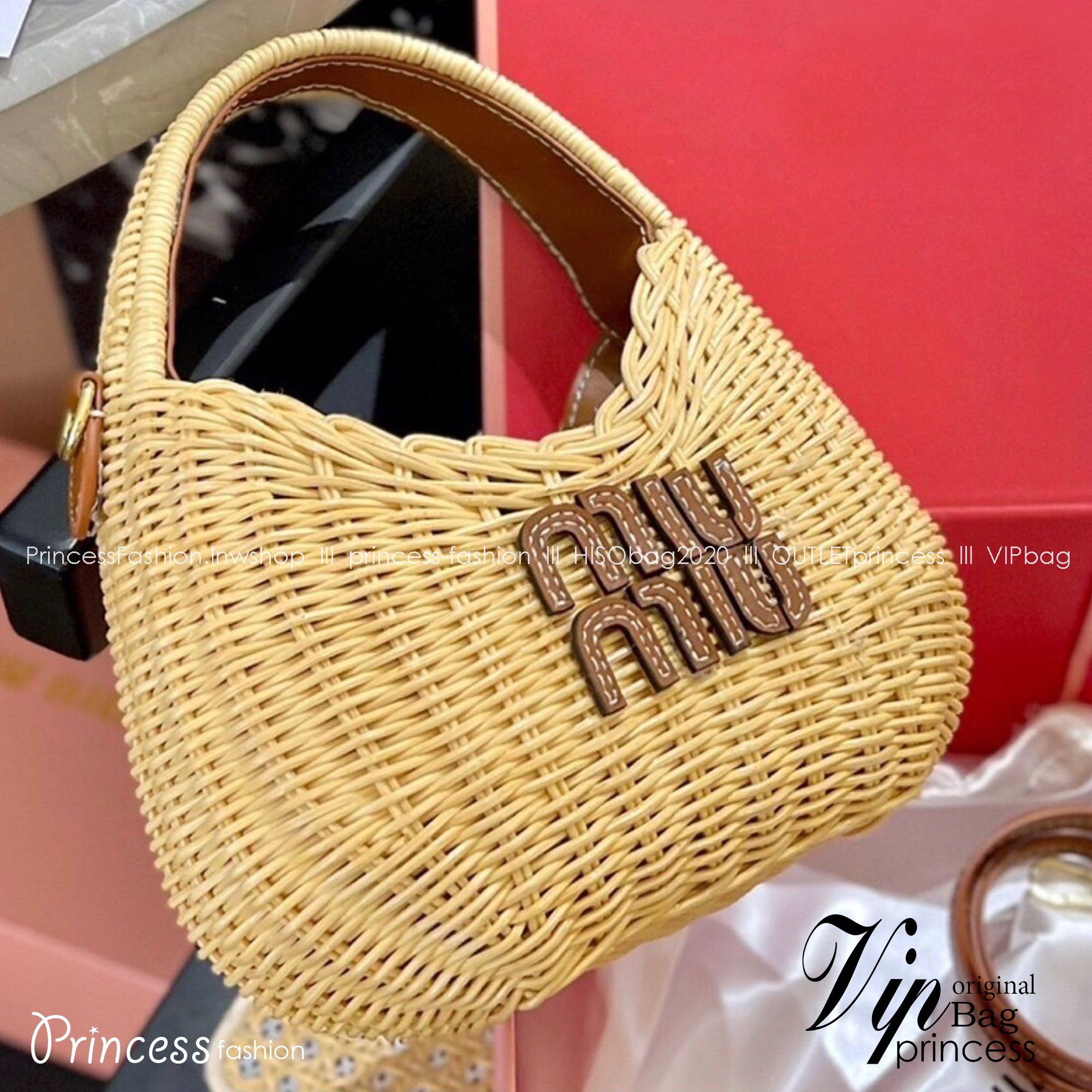 MIU MIU Wander wicker hobo bag 8" สวยหวานน้ำตาลเรียกแม่กันเลยจ้าใบนี้ กระเป๋าถือ กระเป๋าสานวินเทจวินใจงานที่แม่ชมเลือกใช้สวยเป๊ะมากคุ้มค่าแก่การลงทุนซื้อสะสมวางโชว์ก็สวยถือไปไหนก็สวยงามมีแต่คนมองค่ะ