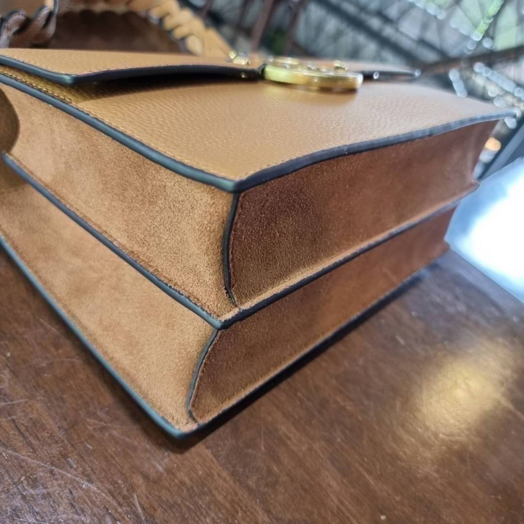 TORY BURCH MILLER SHOULDER BAG รุ่นยอดนิยม รุ่นหายาก รุ่นที่สาวๆตามหา ใบนี้เลย!! สวยหรู ผู้ดีทุกสี กระเป๋าสะพายไหล่ ดีไซน์อยู่ทรง คลาสสิคแฝงความหรูด้วยโลโก้สีทองอร่ามโดดเด่น วัสดุหนัง pepble สลับหนังวัวแท้ เปิด-ปิดด้วยกระดุมแม่เหล็ก ภายในโล่งกว้างมาก แบ่ง