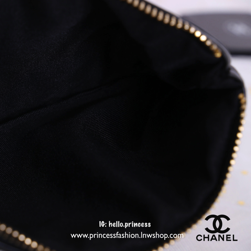 Chanel Cosmetic Clutch KeyChain พรีเมี่ยมเเท้จาก Chanel Cosmetic Counter VIP Gift หนังนิ่มลายตารางสีดำประดับโลโก้แบรนด์ด้านหน้าสวยดูดี เปิดปิดแบบ top zip อะไหล่ทอง พร้อมสายโซ่สำหรับห้อยพวงกุญเเจ สามารถใส่บัตร มือถือ iphone8 เครื่องสำอางค์ของจุกจิกได้เยอะ 