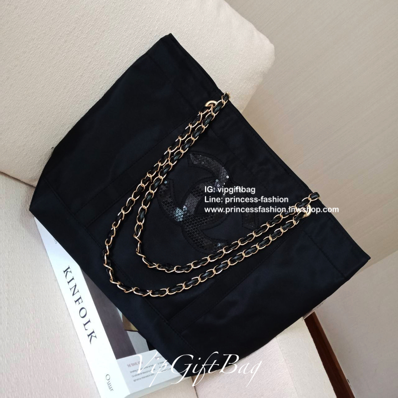 Chanel Satin Tote With Chain ♡♡ กระเป๋าสะพายทรง Shopping Bag งาน VIP GIFT ของแท้ 100% นำเข้าจาก Chanel Perfume Counter ใบใหญ่วัสดุ SATIN **อะไหล่ทอง ประดับคริสตัลสีดำโลโก้ CC สุดคลาสสิคหน้าหลัง ซับใน Polyester 100% เปิดปิดด้วยกระดุมแม่เหล็ก 