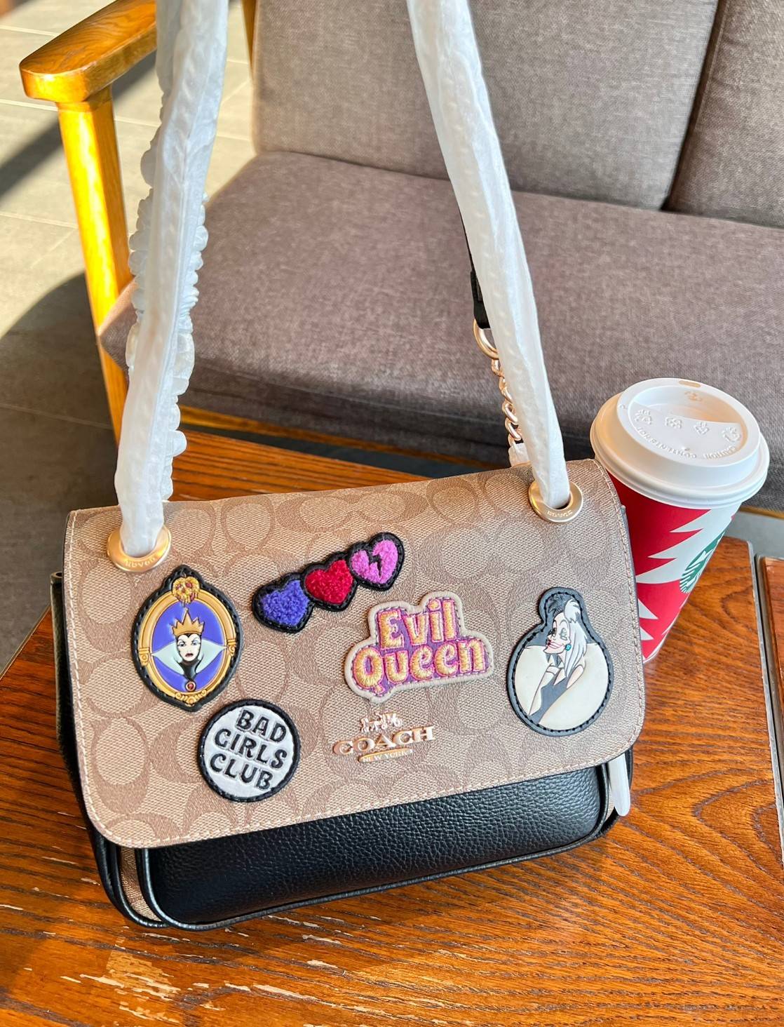 Coach Disney X Coach Klare Crossbody 25 In Signature Canvas With Patches((CC152)) พร้อมส่งก่อนใคร! เริ่ดๆ ชิคๆ กันก่อนค่ะ กับกระเป๋าสะพายแบบครอสบอดี้ร์หรือทบสายคู่ใช้งานแบบหิ้วหรือคล้องไหล่ได้ ✔️หนังแท้อย่างดีสวยมากๆค่ะ