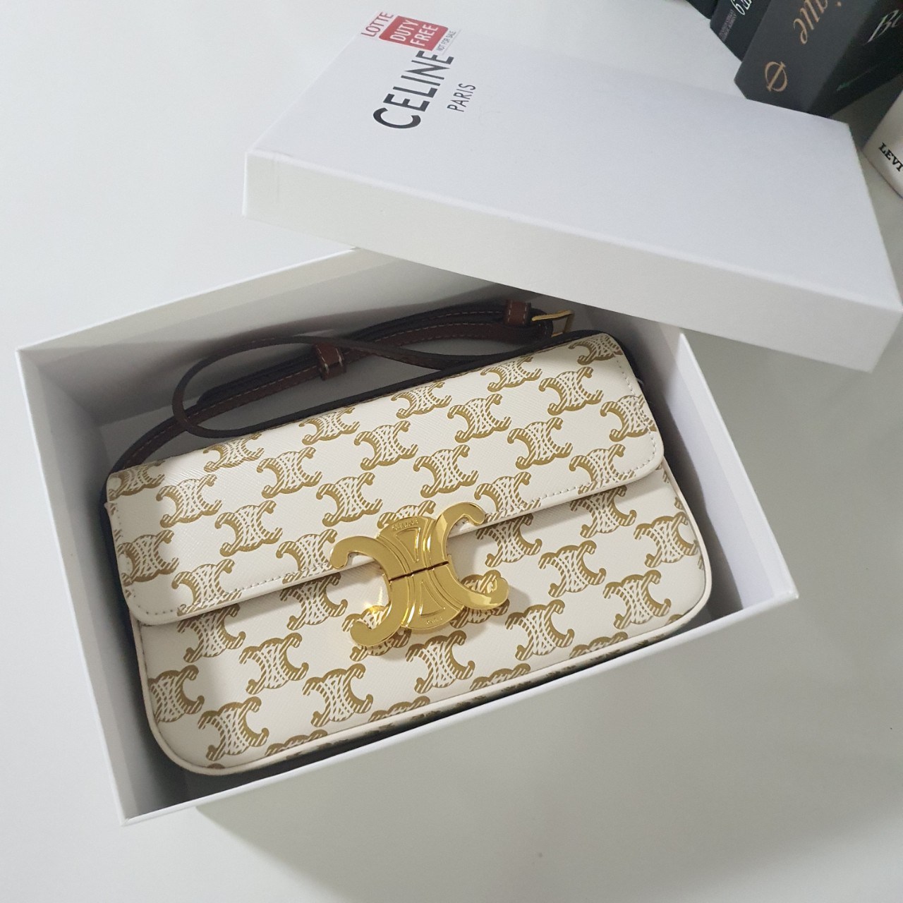 พร้อมส่งที่ไทยแล้วกับ CELINE TRIOMPHE SHOULDER BAG หนังทั้งใบลายสวยหรู ด้านในเปิดด้วยด้วยที่บีบโลโก้อะไหล่ทอง จุของได้กำลังดี ใส่โทรศัพท์ กระเป๋าสตางค์ใบสั้น ของจุกจิกได้ เหมาะกับสาวๆในวัน