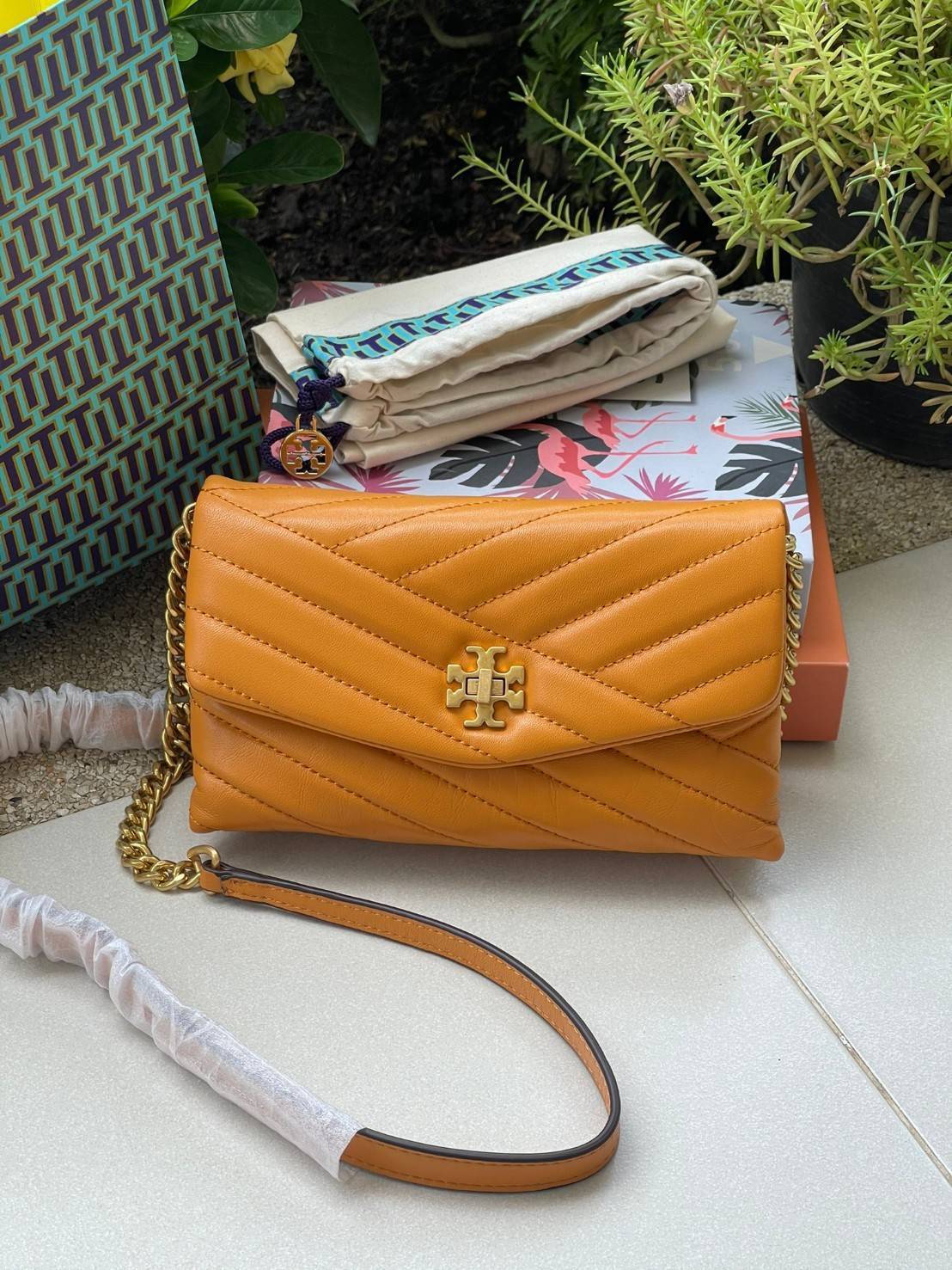 ของแท้ 💯% 】Tory Burch Kira Chevron Chain Wallet Bag เน้นความเรียบหรูดูแพง ต้องยกให้รุ่นนี้ ซึ่งมีขนาดกะทัดรัด ให้ลุคสาวมั่น Active ดูทะมัดทะแมง เหมาะสะพายในวันลำลอง และด้วยความที่เป็นแบรนด์ของทอรี่