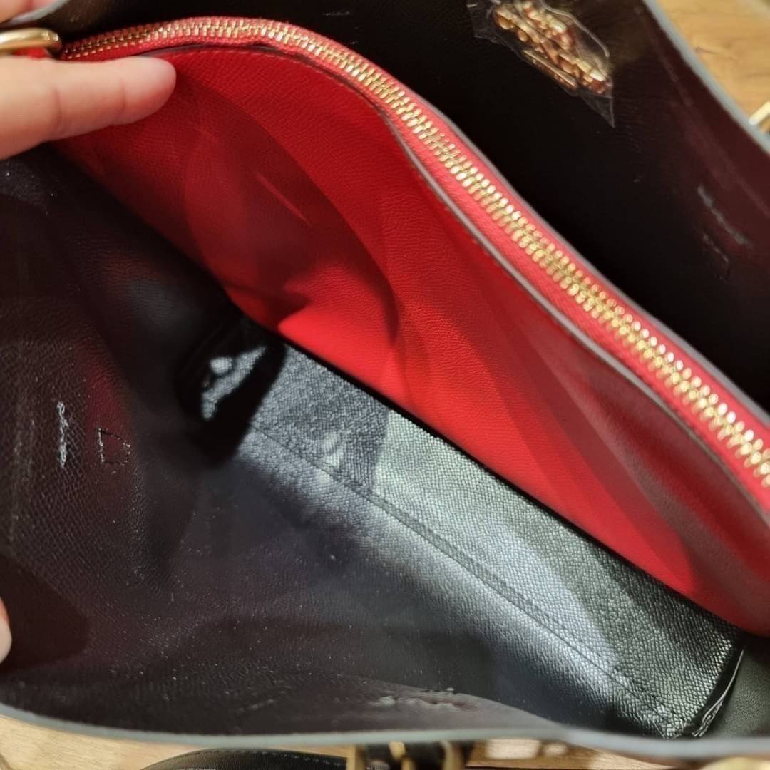 OUTTLET 】COACH MOLLIE TOTE 25 (C4250 C4084) น้องคนสวยอีกหนึ่ง!! กระเป๋าโท้ทไซส์เล็กที่สาวๆหลงรัก ดีไซน์คลาสสิคเหมือนเดิม เพิ่มเติมคือสะดวกขึ้นเยอะ!! ย่อส่วนมาจากใบใหญ่เป๊ะๆ น่ารักน่าใช้มากๆ วัสดุหนัง crossgrain ทนทาน ใช้งานง่าย เรียบหรูดูดีม้าก!! ภายในโล่