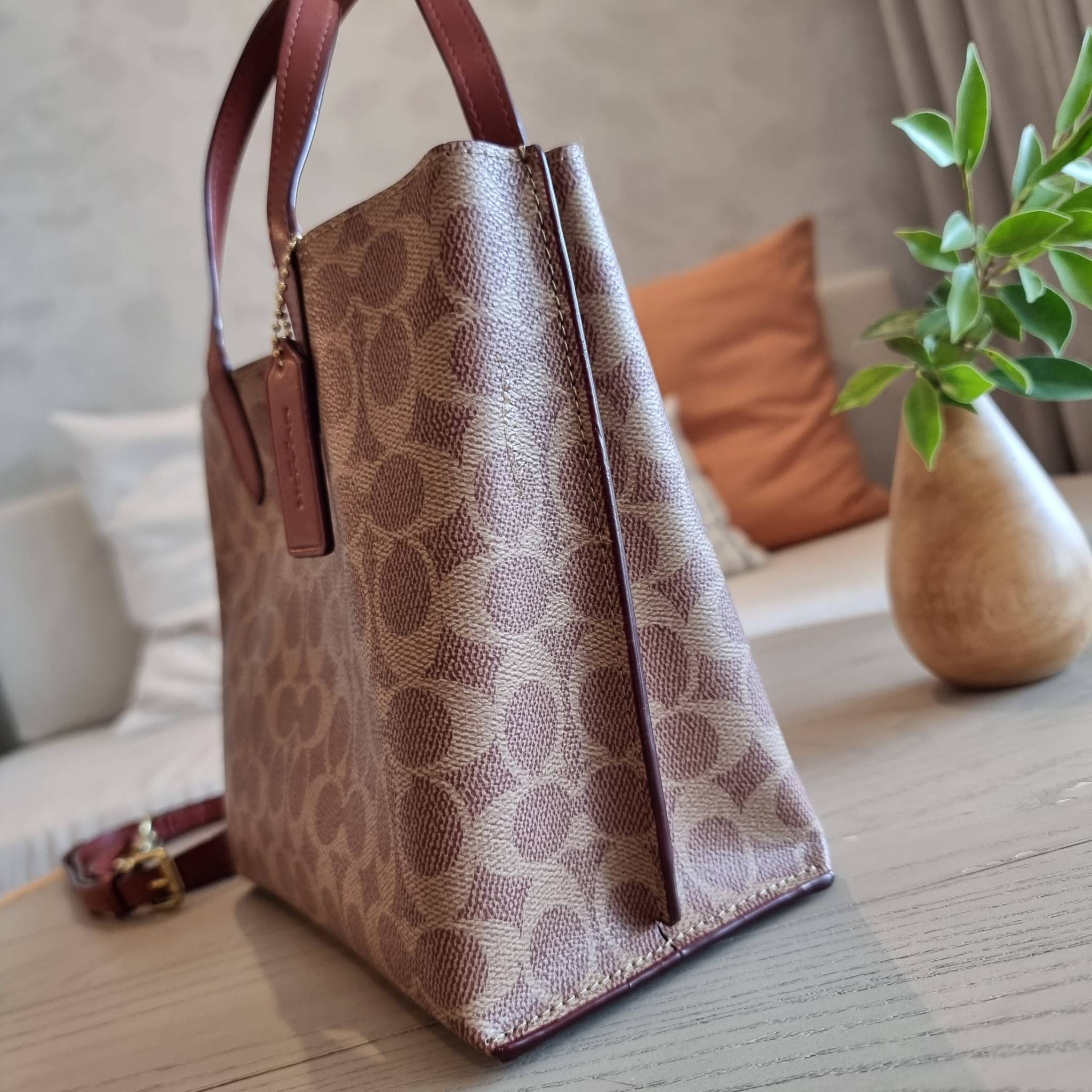 COACH C8562 WILLOW TOTE 24 IN SIGNATURE CANVAS น้องสาวลุคลูกคุณมาแล้วจ้า กระเป๋าถือ/สะพาย ดีไซน์สุดคลาสสิค ไอเท็มขายดีที่สุด ลงตัว เรียบหรู ใบจริงคือผู้ดี๊ผู้ดี ใช่ได้ทุกๆโอกาส วัสดุหนังแคนวาส ทนทาน เปิดปิดด้วยตัวบิดล็อค และอีกฝั่งเป็นกระดุมแม่เหล็ก ภายใน