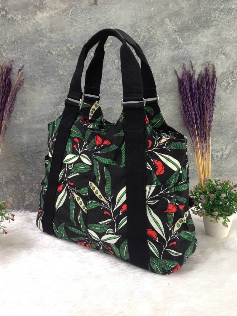 Kipling รุ่น Cicele กระเป๋าสะพายไหล่ใบใหญ่ สวยน่ารัก ตัวกระเป๋าด้านในเป็นช่องโล่งแบบปิดเปิดด้วยซิป มีช่องซิปด้านใน ด้านข้างกระเป๋า มี 2 ช่อง ปิดเปิด ด้วยเทป พร้อมที่ใส่โทรศัพท์ ปากกา และ MP 3 ในส่วนด้านใน และ ด้านข้างกระเป๋า ซ้าย-ขวา เป็นช่องขนาดเล็กสำหรั