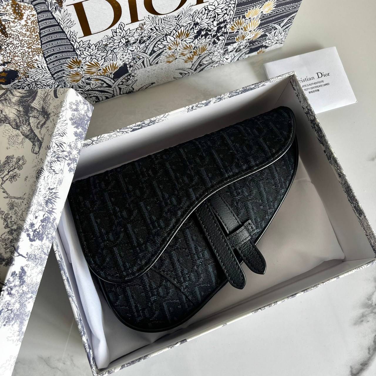 หนังแท้ DIOR SADDLE BELT BAG รุ่นสุดฮิต สามารถคาดอกสะพายข้างหรือคาดเอวก็ได้สามารถใช่งานได้ทั้งชาย/หญิง งานสวยมากพร้อมอุปกรณ์ครบชุด เกรดออริงานเทียบเท่าของแท้เลย กระเป๋ารุ่นยอดนิยมตามแบบฉบับแบรนด์ พร้อมส่งที่ไทย เกรดออริจินอลผ้าแจ๊คการ์ดและหนังแท้ ภาพสินค้