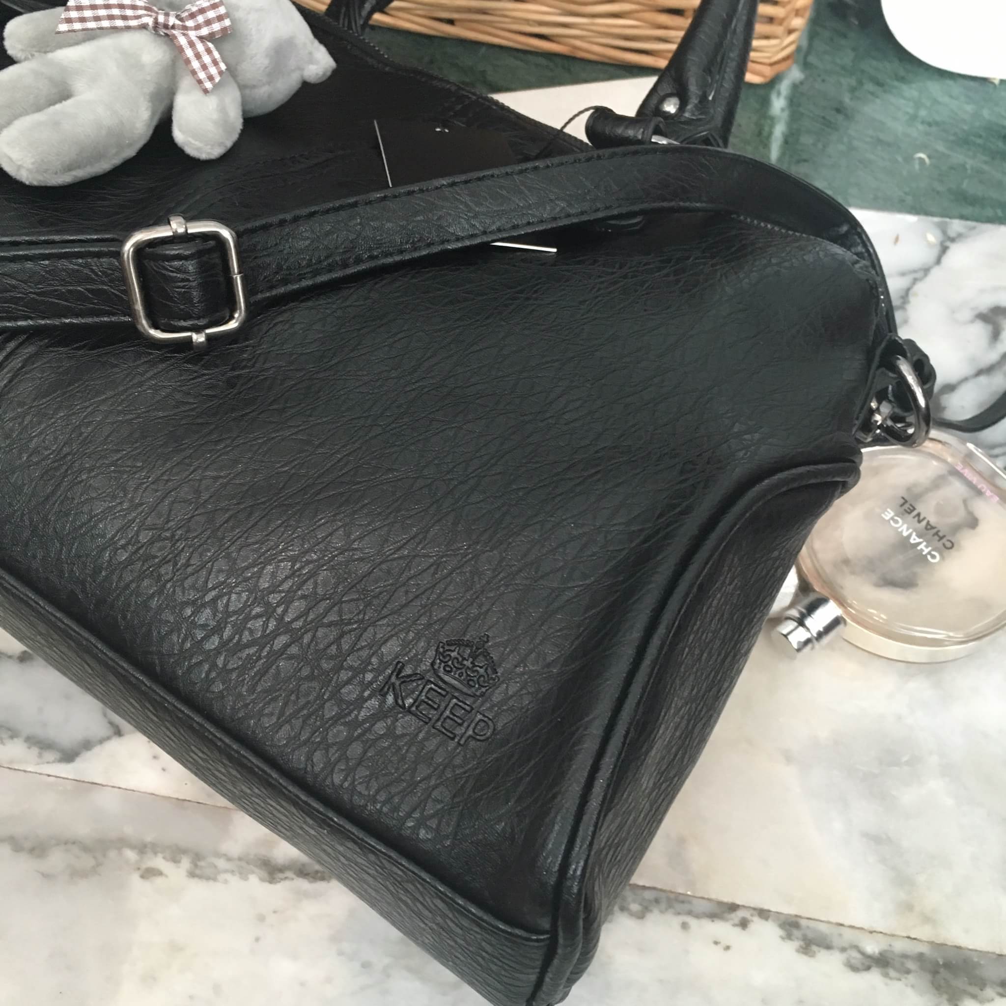 กระเป๋าแฟชั่น KEEP รุ่น Parish hand bag with bear KEEP รุ่น Parish hand bag with bear หนังเนื้อดี นิ่มมาก ลายหนังสวย เนื้อmatte ขนาดกระเป๋ากำลังดี มีช่องย่อยแบ่งเก็บของด้านในเป็นสัดส่วน มีสายยาวสะพายปรับได้ free size มาพร้อมพวงกุญแจน้องหมี