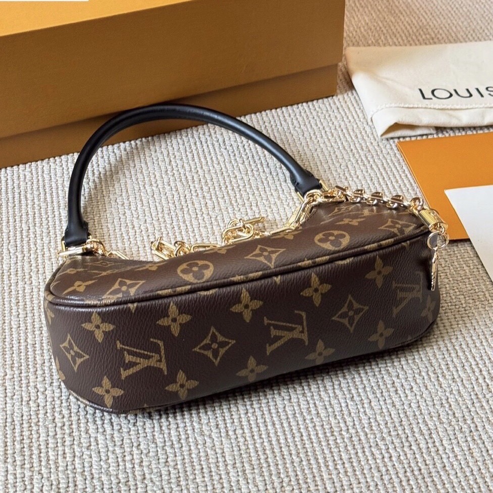 LV Catchy PM bag กระเป๋าสะพายทรงโฮโบหูจับในตัว ดีไซน์ใหม่ ยังคงเอกลักษณ์ ดีไซน์ลวดลายโมโนแกรมเรียบหรู สวยจับต้องได้ เก๋มากๆ เพิ่มกิมมิกแต่งสายและพวงกุญแจโซ่สีทองโดดเด่น