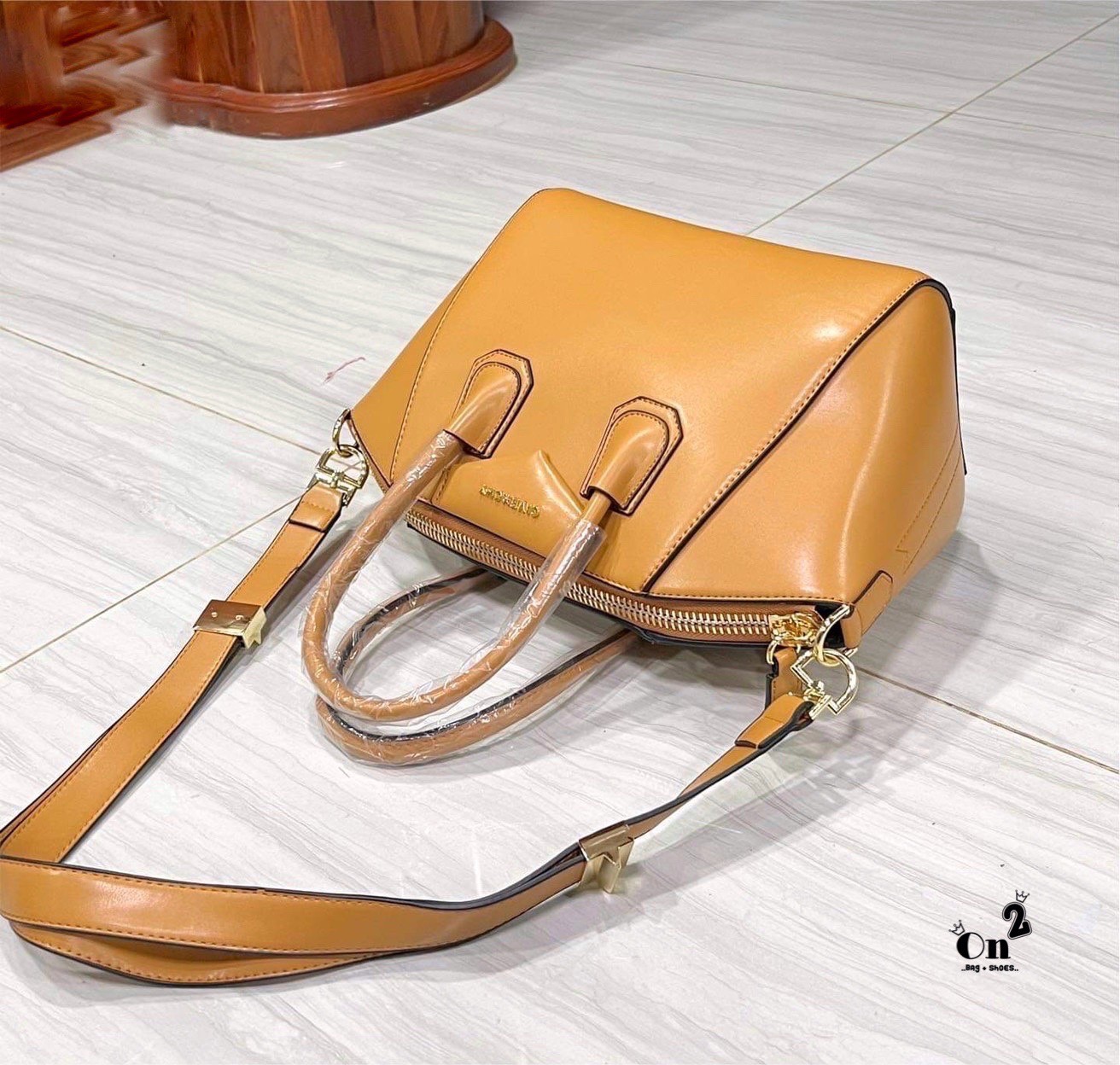 GIVENCHY Antigona Small Leather Tote Bag 12" กระเป๋าสะพายทรงหมอน งานซิปบน หนังเรียบ อะไหล่ทอง มาพร้อมสายสะพายยาวถอดออกถือได้