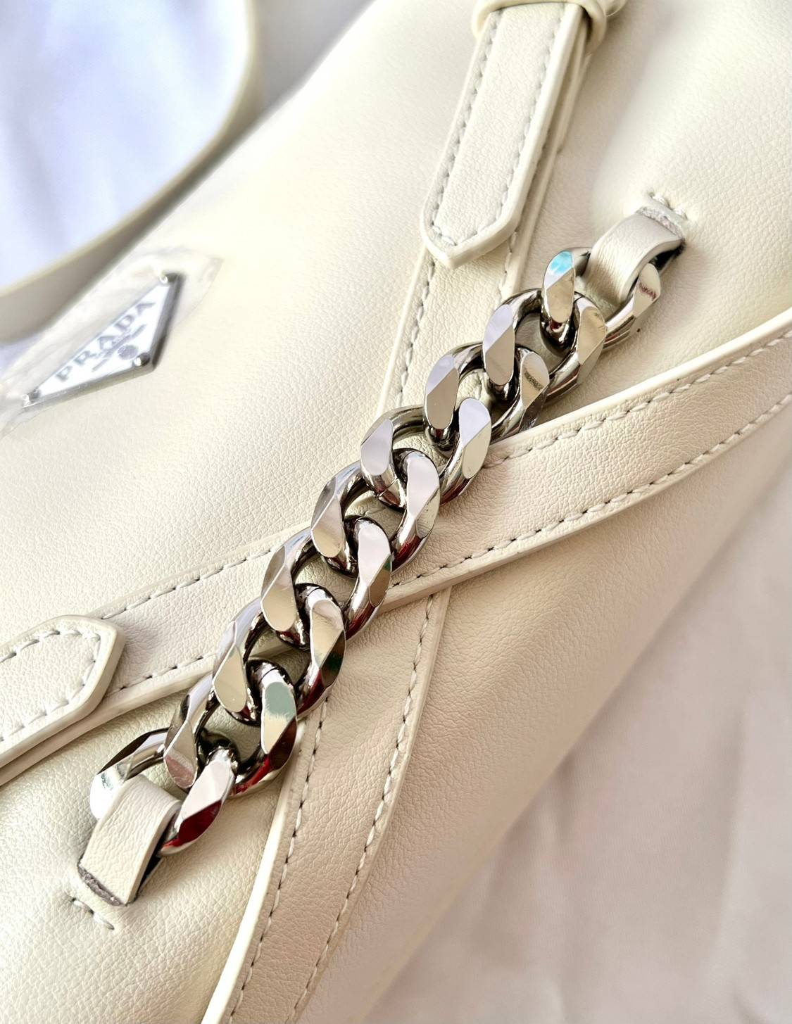 PRADA LEATHER SHOULDER BAG พร้อมส่งที่ไทย 📌เข้าใหม่ สวยหนักมากก จำนวนจำกัดค่ะ! ใบเดียวเอาอยู่ตลอดวันเลยค่ะ!