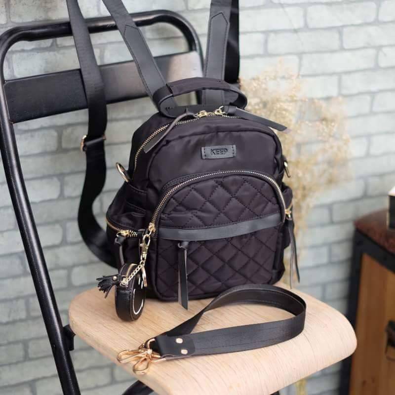 Keep Rouget Backpack กระเป๋าเป้ทรงน่ารักจากแบรนด์ ปรับสะพายได้หลายแบบ มาพร้อมพวงกุญแจ smile bag วัสดุจากผ้าไนล่อนเนื้อดี ตีลายตาราง น้ำหนักเบา ตัวกระเป๋ามีสายสั้น ให้เพิ่มอีก 1 สาย สำหรับสะพายไหล่ ขนาดกำลังดี ใส่กระเป๋าสตางค์ใบยาว, มือถือได้ทุกรุ่น มีช่อง