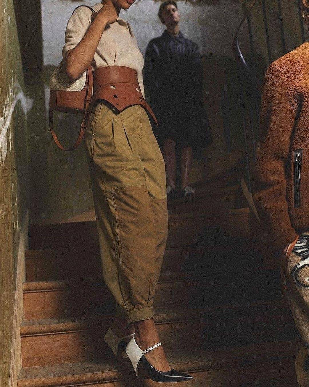 พรีเมี่ยมกิ๊ฟแท้ 100% 】LOEWE CROSSBODY ANAGRAM BUCKET BAG GIFT WITH PURCHASE (GWP) กระเป๋าถือหรือสะพายพรีเมี่ยมกิ๊ฟ Limited จาก LOEWE PERFUME DUTYFREE COUNTER รุ่นใหม่ล่าสุด Rare items หายากสุดเลอค่าวัสดุ Anagram Canvas ตัดหนังแท้ Calfskin สุดคลาสสิค