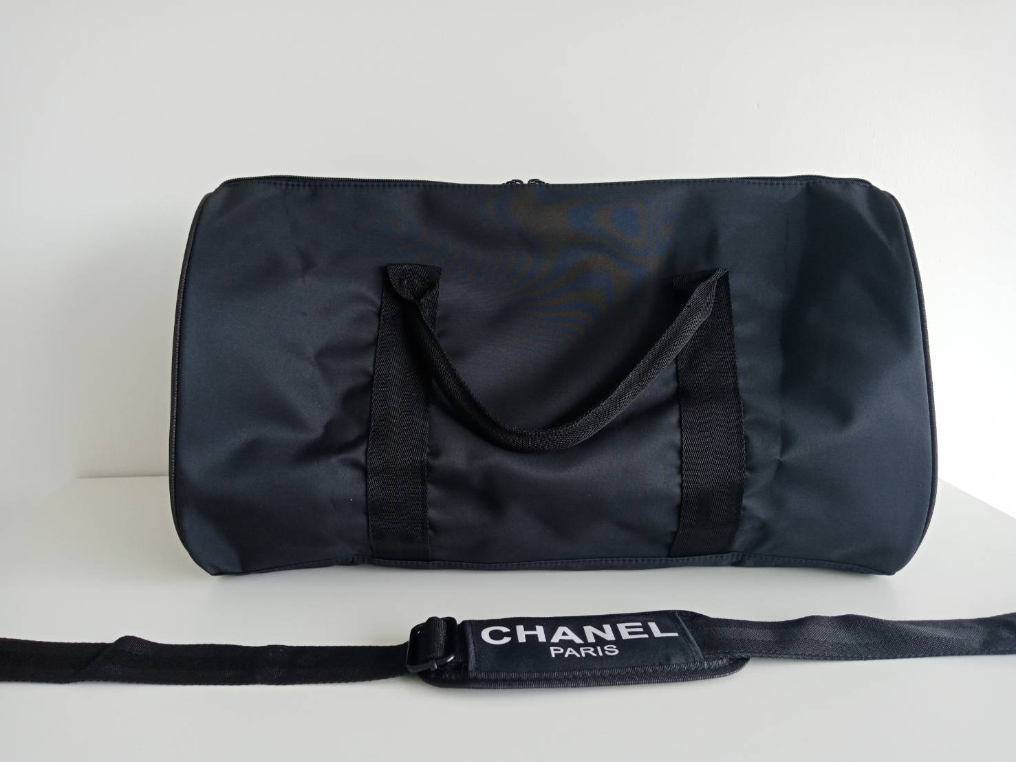 travel & fitness bag กับ Chanel VIP Gift Bag Travel Bag Gym Duffel Weekend จากงานพรีเมี่ยมกิ้ฟแบรนด์หรูอย่าง Chanel ของแท้100% ตัวกระเป๋าเป็นผ้า Oxford หนาอย่างดี *ปักโลโก้หนังสีดำ เปิดปิดด้วยซิปแบรนด์ อะไหล่คุณภาพเยี่ยม ด้านในจุของได้เยอะมากๆ ใส่เสื้อผ้า