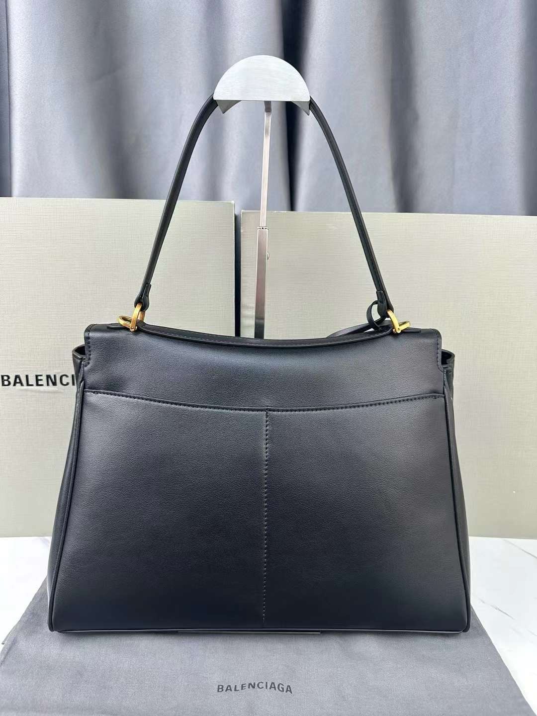 Balenciaga Rodeo Medium Handbag in Black 35cm กระเป๋าสะพายหนังเรียบผิวสัมผัสนุ่มสบายผิว ดีไซน์เรียบหรูตามเอกลักษณ์ของแบรนด์ ภายในโล่งกว้าง จุของได้เยอะ ใบจริงน้องสวยน่าใช้มาก จัดให้ครบเซ็ทในราคาน่ารัก ห้ามพลาด!!