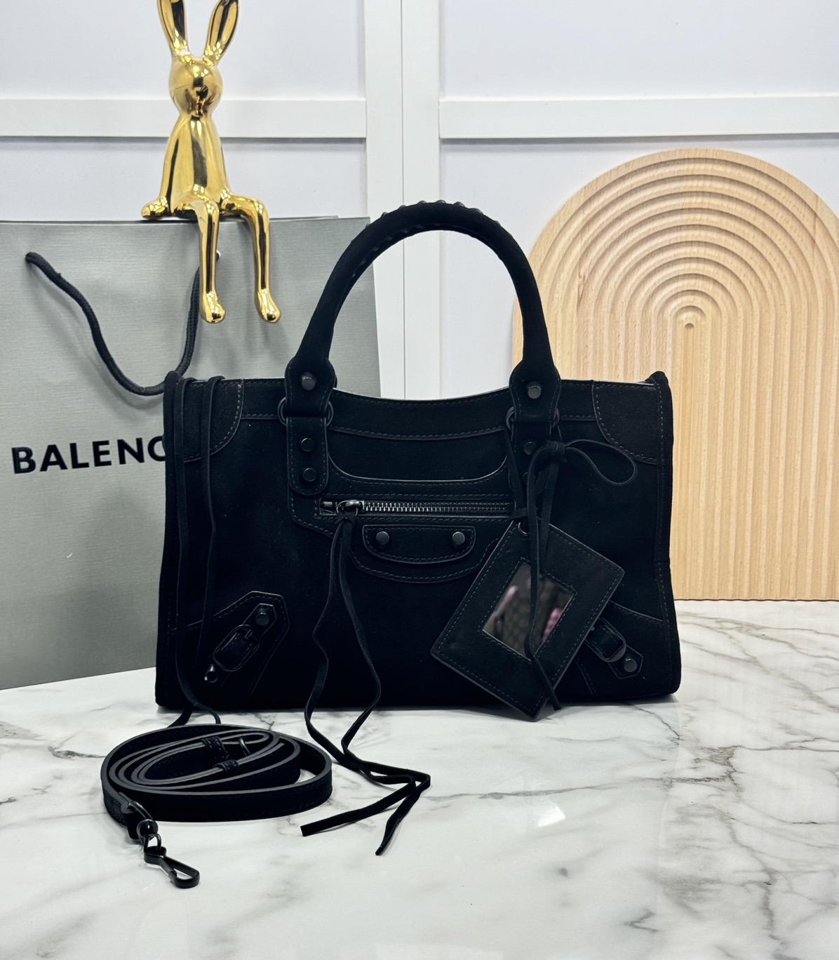 ORI หนังแท้ | Balenciaga Le City suede bag 30cm กระเป๋าถือ/สะพายข้างดีไซน์โดดเด่นสวยเท่ล้ำสมัย ใหม่ล่าสุดงานหนังกลับที่สุดแห่งความไอคอนิกไม่เหมือนใคร มีกิมมิคและลูกเล่นแพรวพราว