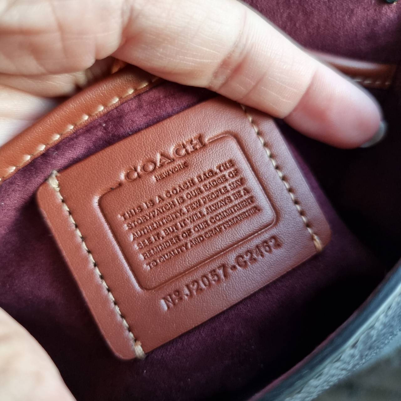 COACH C2462 MADISON SHOULDER BAG 16 IN SIGNATURE CANVAS WITH RIVETS (B4NQ4) กระเป๋าสะพายข้าง ไซส์กะทัดรัด พกพาง่าย น้ำหนักเบา ดีไซน์สวย โดดเด่นด้วยตัวล็อครูปดอกไม้ สีสันตกแต่งตัดกันกับลายซีอย่างลงตัว วัสดุหนังแคนวาสเคลือบลาย ภายในแบ่งสัดส่วนให้อย่างดี มาพ