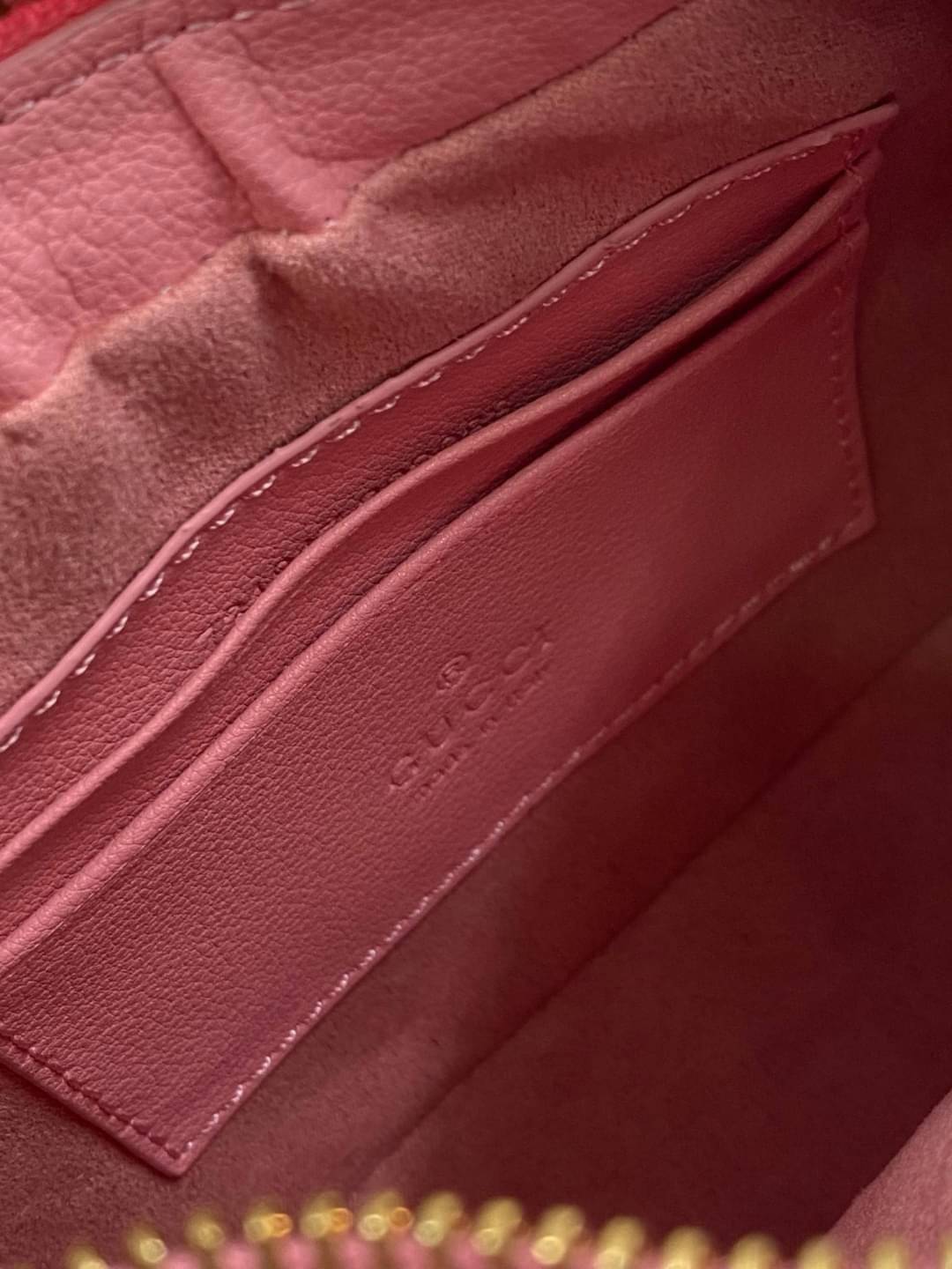 GUCCI Aphrodite small shoulder bag กระเป๋าสะพายทรงคลาสสิค ดีไซน์ย้อนยุคผสานความโมเดิร์นด้วยรูปทรงพอช ที่ใช้งานได้ทุกสไตล์ วัสดุหนังแคนวาส ทนทาน ภายในกระเป๋าเป็นช่องโล่ง