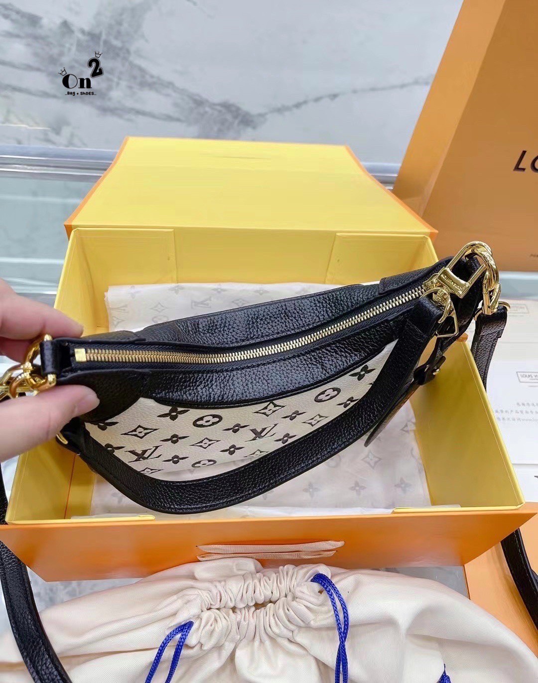 LV Replica Bagatelle BB Leather Hobo Bag / LV Bagatelle BB bag กระเป๋าสะพายสุดหรู มาใหม่ชนช้อปค่า ใบเล็กซิปบน หนังลายโมโนแกรม งานสวยเป๊ะที่สุดเป๊ะทุกมุม ปั้มทุกจุด ใช้ได้ Everyday Look เลยค่า ดีไซน์ทรงคลาสสิค มาพร้อมสายสะพายยาวงานจริงสวยทุกมุมเป๊ะปังมากค่