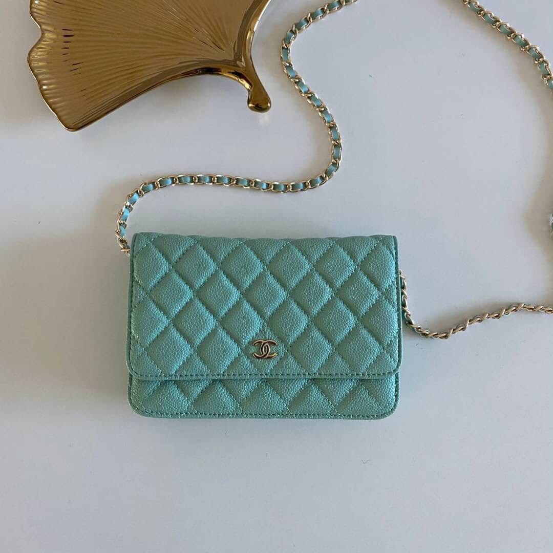 หนังแท้ VIP GIFT CHANEL CLASSIC CROSSBODY CHAIN IN PASSTEL BAG ทำไมน่ารักขนาดนี้ ^^ สีโทนพาสเทลละมุนมากค่ะ งานหายาก สายคิ้วห้ามพลาดเลยน้าาา วัสดุหนังลายคาเวียร์ อยู่ทรงคุณภาพดีตามแบบฉบับของแบรนด์ ขนาดกำลังดี น้ำหนักเบา ด้านหน้ามีโลโก้แบรนด์อะไหล่หรู มีช่อ