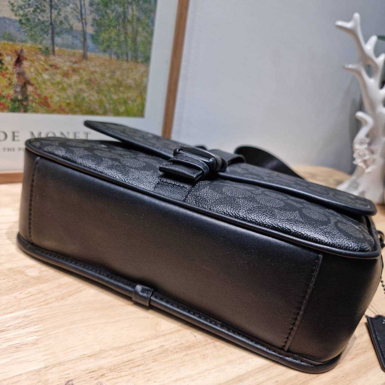 COACH CU202 LEAGUE MESSENGER BAG IN SIGNATURE CANVAS กระเป๋าสะพายทรง messenger สุดฮอต ที่ดีไซน์รูปแบบให้สปอร์ตขึ้น และหรูขึ้น แต่ยังคงคลาสสิค ขนาดใบใหญ่กำลังดี