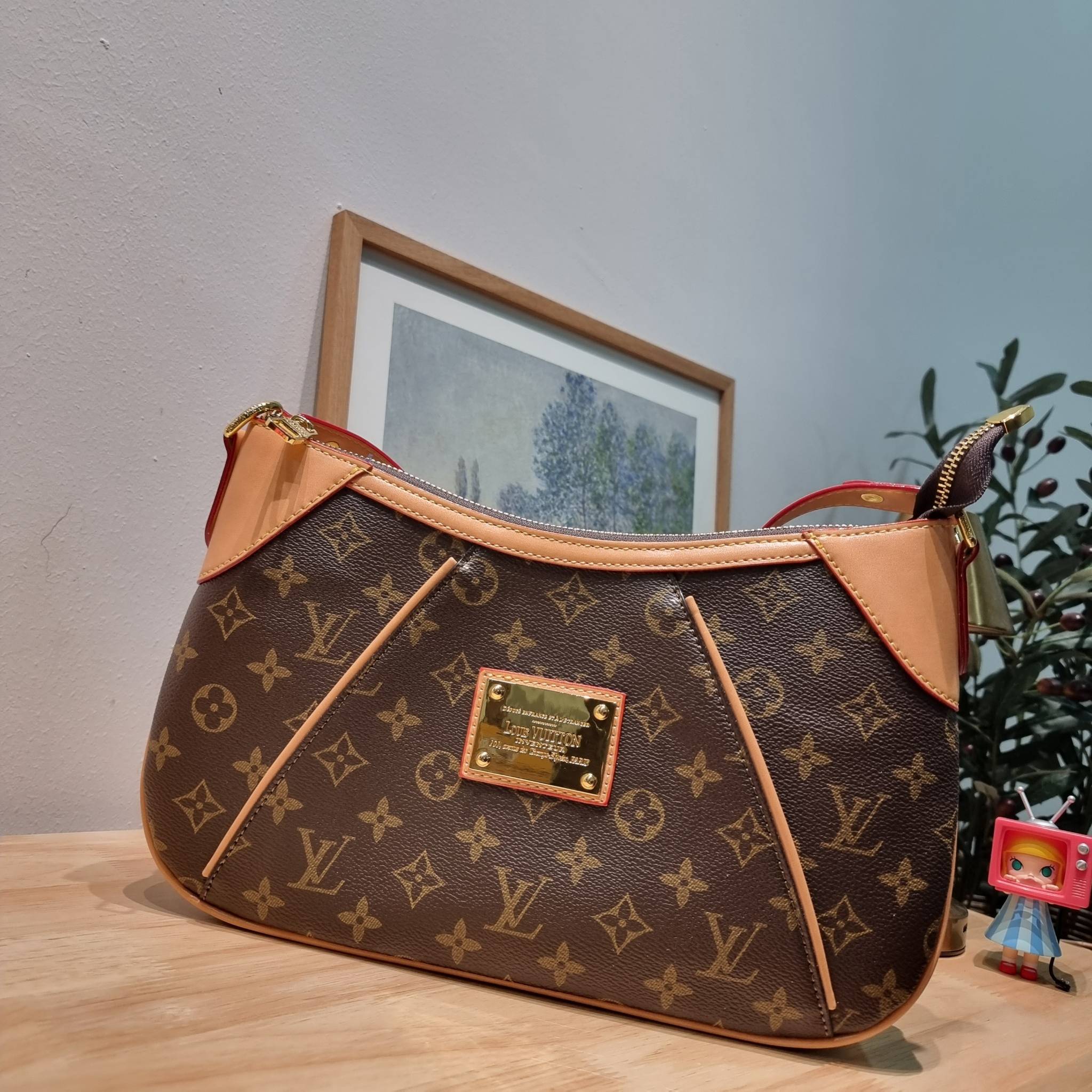 LV THAMES PM MONOGRAM BAG กระเป๋าสะพายไหล่รุ่นยอดฮิตทรงพอช ใบใหญ่กำลังดี สวยดีไซน์คลาสสิควินเทจ สายสะพายในตัวใช้งานได้คล่องตัว