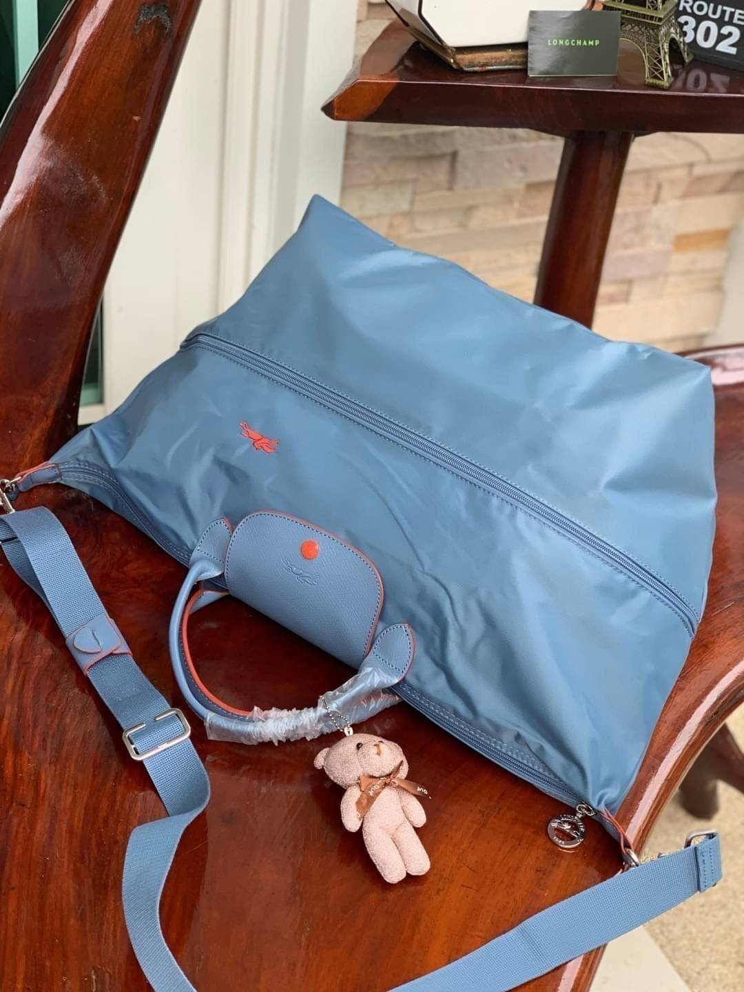 LONGCHAMP LE PLIAGE CLUB TRAVEL BAG กระเป๋าขนาดใหญ่สำหรับการเดินทาง เราเรียกที่นี้ว่า travelling bag รุ่นคลาสสิค มาพร้อมสายสะพายยาวที่ปรับและถอดออกได้ ความพิเศษของรุ่นนี้ที่ครองใจนักเดินทางทั่วโลก คือซิปรอบตรงกลางตัวกระเป๋า สามารถเปิดซิปเพื่อขยายขนาดและพั
