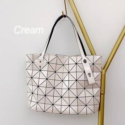 Bao Bao Issey Miyake ROCK MATTE ซีรีส์นี้จะเป็นทรงสี่เหลี่ยมผืนผ้า มีซิปปิดด้านบน ถือเป็นรุ่นที่เหมาะกับการใช้งานในชีวิตประจำวัน สามารถพับมุมและบริเวณด้านล่างของกระเป๋าเพื่อเพิ่มความสะดวกสบายในการใช้งาน ทั้งยังช่วยให้วางกระเป๋าในแนวตั้งได้อีกด้วย แผ่นต่อส