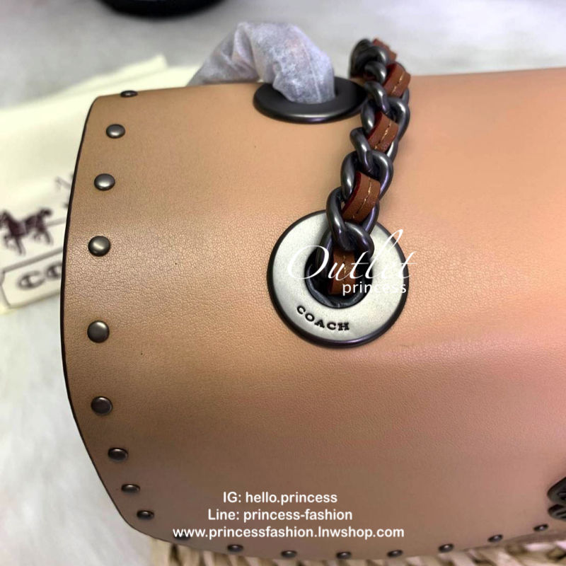 COACH PARKER SIGNATURE SHOULDER BAG กระเป๋าสะพายข้าง/ crossbody หนังแกะแท้ น้ำหนักเบา สวยหรู เปิดปิดกระเป๋าแบบหมุนล็อค อะไหล่รูปเป็นดอกคามิเลีย ภายในกระเป๋ากว้าง แบ่ง 2 ช่องหลัก ช่องซิปคั่นกลางเป็นสัดส่วน ใส่ wallet ยาว ของส่วนตัวใช้ได้ บุหนังกลับผสมกำมะห