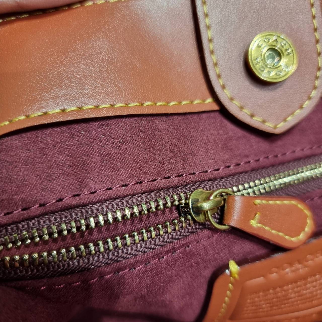 COACH C0776 FIELD TOTE WITH HORSE AND CARRIAGE PRINT คอลเลคชั่นสุดคลาสสิค สวยหรูดูแพง กระเป๋าทรงโท้ท ไซส์ใหญ่จุคุ้ม ฟังก์ชั่นการใช้งานสะดวกที่สุด มีทั้งสายคล้องแขนในตัว และสายครอสบอดี้ วัสดุหนังแคนวาสเคลือบลายสลับหนังแท้ ปากกระเป๋ามีกระดุมแม่เหล็กไว้ปิดกั