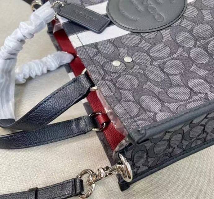 พร้อมส่ง 4ลาย 🌈ไม่มีในช๊อปไทยจร้าา😘 COACH DEMPSEY CARRYALL IN SIGNATURE JACQUARD WITH STRIPE AND COACH PATCH (C2826,C1527,C4113) พร้อมส่งความสวย! คุณภาพจัดเต็มค่ะ กระเป๋าทรงTote วัสดุ Jackquard+หนังแท้ ได้ลงตัวสวยงาม ด้านหน้ามีโลโก้แบรนด์ว
